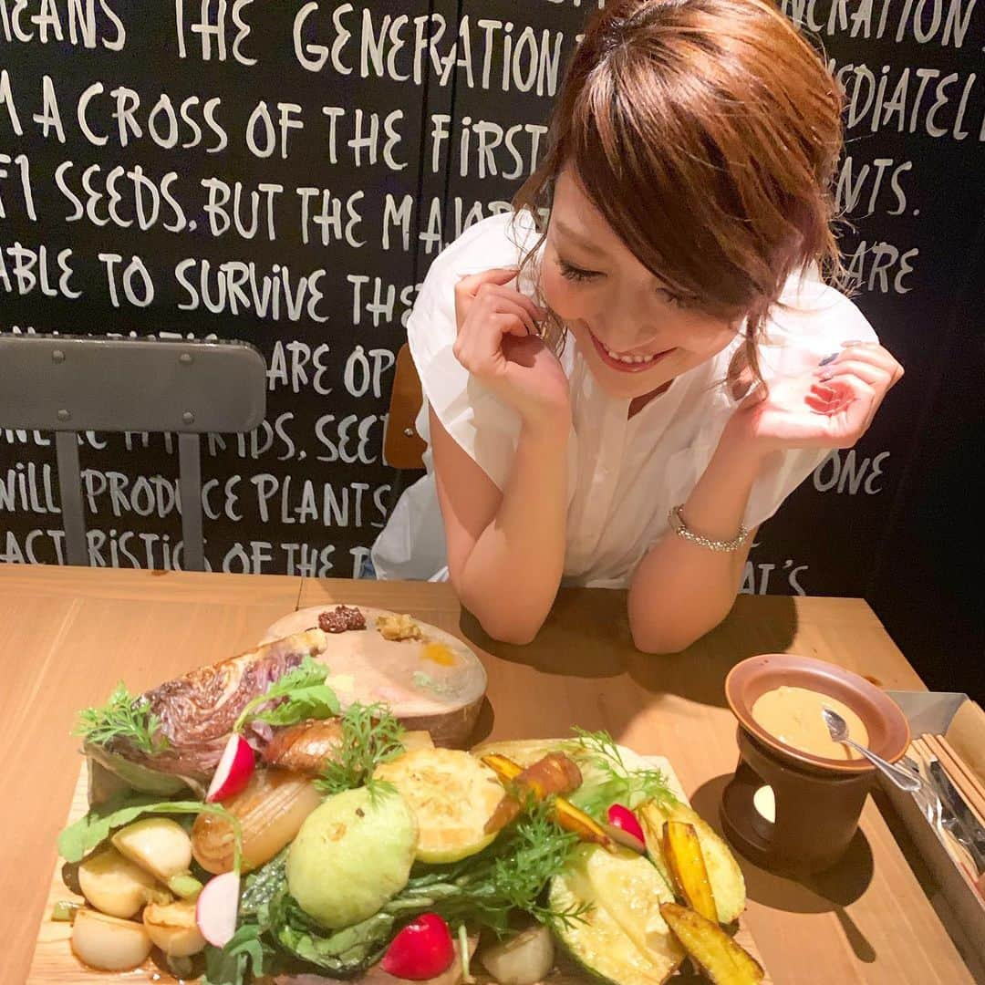 梅野舞さんのインスタグラム写真 - (梅野舞Instagram)「今夜はカラダ喜ぶ♡ お野菜にこだわりを持つ #wearethefarm dinner🍽  畑の鉄板焼きバーニャカウダ 焼きバーニャカウダって初めてだけど 甘さ・旨味が凝縮されていて美味しい！野菜好きにはたまりません🤩  コスミックパープルという人参は お芋のような見た目で 食べると甘くて、中でもお気に入り🥰  大山鶏のむね肉鉄板焼き は低温で40分調理されていて 柔らかくてジューシーな味わい🥰  ケールオレンジに ケールのシーザーサラダ🥬  wearethefarmに行くと必ずケールサラダはオーダーする大好きなサラダ✨  お野菜を惜しみなく堪能できた今夜は @yocco0722  とゆっくりお話ができ、楽しい時間に♬  野菜をしっかり食べたくなったら  wearethefarm〜〜🥕🍅🍆🥬 #wearethefarm #自社農場#野菜が美味しい#野菜好き#dinner#ヘルシー#beauty#焼きバーニャカウダ#大山鶏#ケールオレンジ#ケールサラダ#vegetables #instafood#instabeauty #instagood」5月25日 23時54分 - mai.umeno