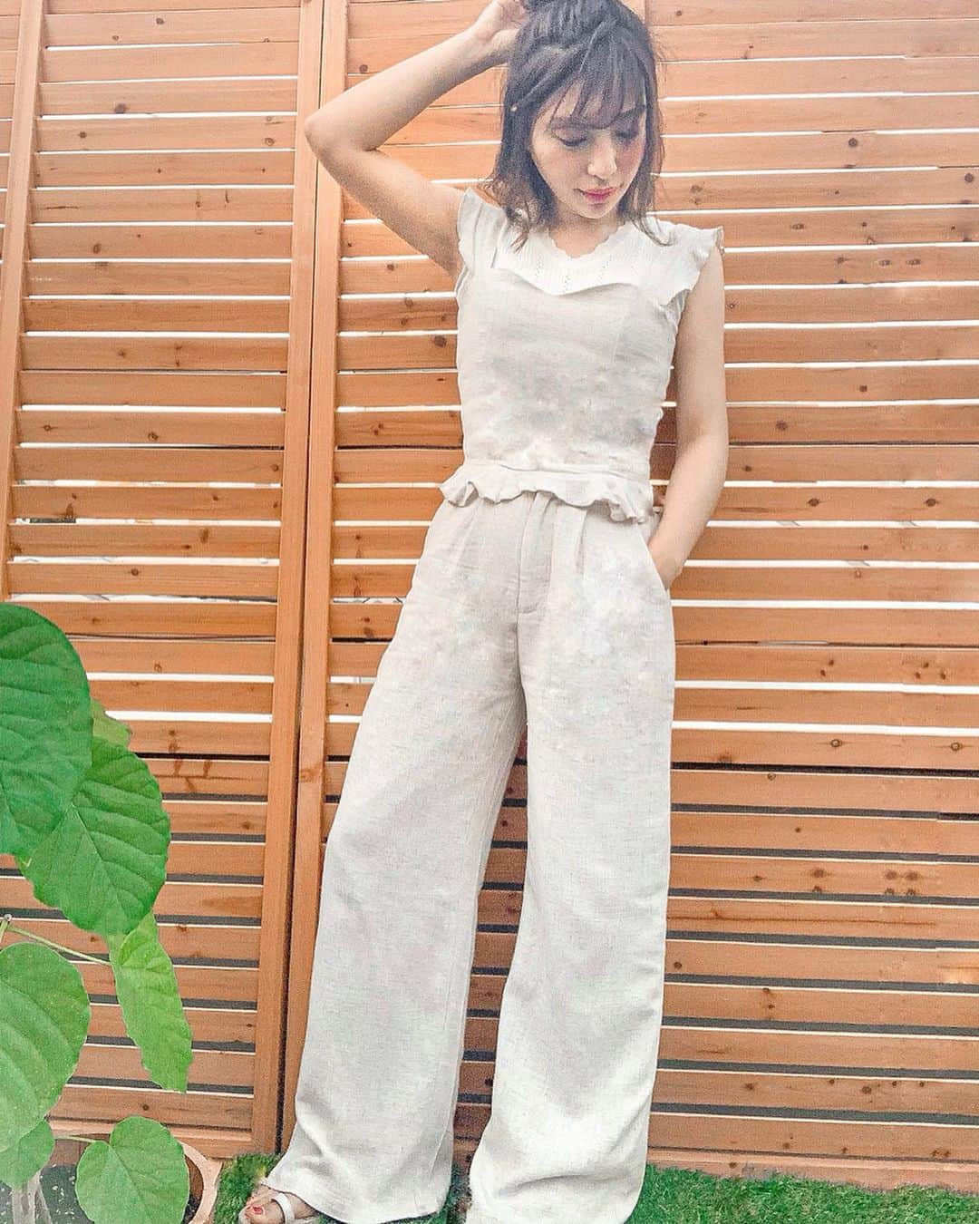 和希詩織さんのインスタグラム写真 - (和希詩織Instagram)「👗👗👗#fashion #ootd #outfit  #code #coordinate . . #155cm 夏コーデ🙆‍♀️🌴 リネンのセットアップめちゃ清々しい💕 カジュアルな楽チンコーデ . . ビスチェのフリルが可愛い😍 ベージュの統一感すごい可愛い❤️ これは夏ヘビロテだな🤭💕 パンツは裏地付いてるから透けなくてめちゃイイ🤤❤️ . . リネンのセットアップ👉 ＠fifth_store ノースリーブもfifth . . セットアップ👉50%OFF コスパよき🙆‍♀️❤️ . . セットアップもっとほしい(´･∀･`)💕 . . . . . #fifth#fifthtl#フィフス#ナチュラルリネンビスチェセットアップ #パンツコーデ #低身長コーデ」5月25日 23時47分 - kazukishiori