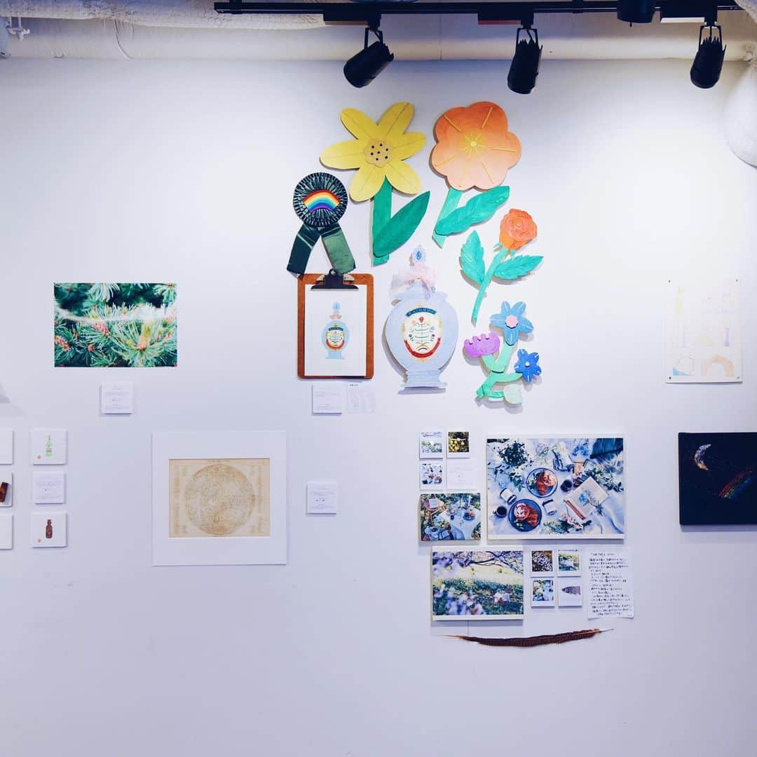 haconiwa / 箱庭さんのインスタグラム写真 - (haconiwa / 箱庭Instagram)「展示では、箱庭7周年の数字でもあり、幸せの象徴の数字ともされる「７」をテーマに掲げ、デザイナーやイラストレーター、フォトグラファーなど様々なジャンルで活躍するhaconiwa creatorsのクリエイター14名の新作を展示しています。 原画販売もしています！（現金のみのお取り扱いです！） インスタレーション（写真3枚目、4枚目）では、普段あまり見ることのできないラフを飾っているので、ぜひ見にいらしてください〜。 ・ 【展示のお知らせ】﻿ 2019年5月、haconiwaは7周年を迎えます。﻿ 今回7周年を記念し、スペシャルな展示を開催することとなりました！ ﻿ 5月25日[土]〜26日[日]の２日間、コクヨが運営するライフスタイルショップ「THINK OF THINGS 」にて、haconiwa×コクヨ クリエイター展「haconiwa creators exhibition 2019」を開催します。﻿ 7周年の数字でもあり、幸せの象徴の数字ともされる「７」をテーマに掲げ、デザイナーやイラストレーター、フォトグラファーなど様々なジャンルで活躍するhaconiwa creatorsのクリエイター14名の新作を展示します。﻿ ﻿ また、クリエイターのみなさんに描いていただいた「７」を散りばめたスペシャルボックスを制作しましたよー ﻿﻿ haconiwa creators exhibition 2019 展示概要﻿﻿ 会期：2019年5月25日（土）-5月26日（日）﻿﻿ 時間：11:00-18:00 ※最終日は17:00まで﻿﻿ 会場：THINK OF THINGS 2階 多目的スペース「TOT STUDIO」﻿﻿ 東京都渋谷区千駄ヶ谷3-62-1（JR原宿駅竹下口より徒歩3分）﻿﻿ 入場料：入場無料﻿﻿ 共催：haconiwa（RIDE MEDIA&DESIGN株式会社）、コクヨ株式会社﻿﻿ ﻿ 参加クリエイター﻿ 落合晴香（イラストレーター）@botanical_garden44﻿ そで山かほ子（イラストレーター）@sodekaho﻿ YURI MIYATA（デザイナー・アクセサリー作家）@yuri_miyata﻿ iriki渡邉悠子（イラスト・木工作家）@iri_ki﻿ 辰巳菜穂（イラストレーター）@nao_tatsumi﻿ さかのまどか（インテリアスタイリスト）@coryo.co﻿ 小林麻里奈（カメラマン）@marinkororin﻿ 鈴木優香（デザイナー）@mountaincollector﻿ nūto saw fig（刺繍クリエイター）@nuto2016﻿ あまのさくや（絵はんこ作家）@sakuhanjyo﻿ BLUEPOND（デザイナー・作り手）@bluepond_jp﻿ 吉家千陽（絵本作家／ブックデザイナー）@chiharu.yoshiie﻿ てらおかなつみ（イラストレーター）@teraoka_natsumi﻿ 井上麻那巳（アートディレクター・デザイナー）@mnm_inue﻿ ※順不同、敬称略﻿ ﻿﻿ #HC展2019 #haconiwa_gloo #展示 #イベント #クリエイター #クリエイター展 #haconiwa#haconiwacreators #KOKUYO #コクヨ#TOT #THINKOFTHINGS #原宿 #東京 #PVC #ビニール」5月25日 23時50分 - haconiwa_mag