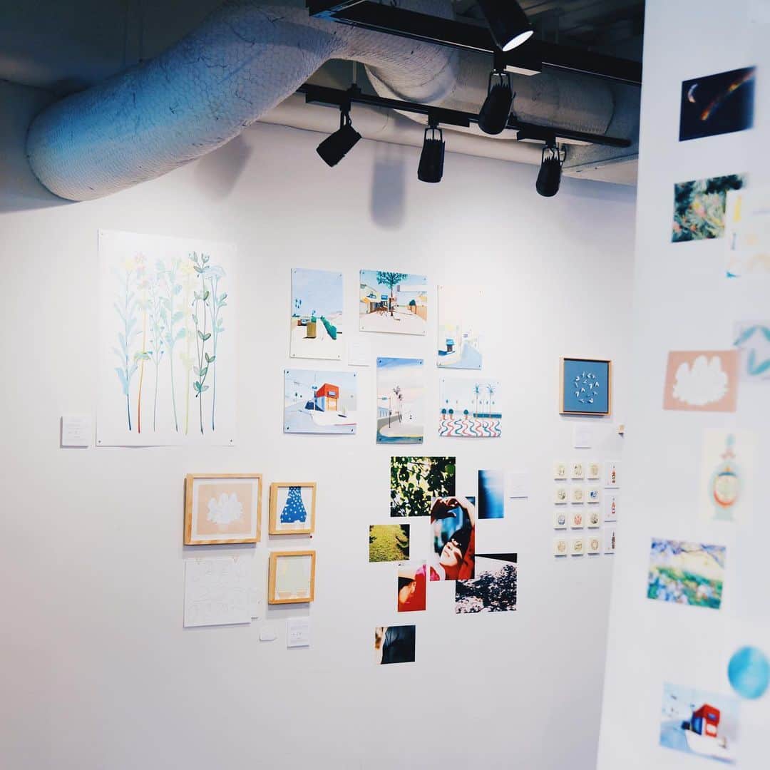 haconiwa / 箱庭さんのインスタグラム写真 - (haconiwa / 箱庭Instagram)「展示では、箱庭7周年の数字でもあり、幸せの象徴の数字ともされる「７」をテーマに掲げ、デザイナーやイラストレーター、フォトグラファーなど様々なジャンルで活躍するhaconiwa creatorsのクリエイター14名の新作を展示しています。 原画販売もしています！（現金のみのお取り扱いです！） インスタレーション（写真3枚目、4枚目）では、普段あまり見ることのできないラフを飾っているので、ぜひ見にいらしてください〜。 ・ 【展示のお知らせ】﻿ 2019年5月、haconiwaは7周年を迎えます。﻿ 今回7周年を記念し、スペシャルな展示を開催することとなりました！ ﻿ 5月25日[土]〜26日[日]の２日間、コクヨが運営するライフスタイルショップ「THINK OF THINGS 」にて、haconiwa×コクヨ クリエイター展「haconiwa creators exhibition 2019」を開催します。﻿ 7周年の数字でもあり、幸せの象徴の数字ともされる「７」をテーマに掲げ、デザイナーやイラストレーター、フォトグラファーなど様々なジャンルで活躍するhaconiwa creatorsのクリエイター14名の新作を展示します。﻿ ﻿ また、クリエイターのみなさんに描いていただいた「７」を散りばめたスペシャルボックスを制作しましたよー ﻿﻿ haconiwa creators exhibition 2019 展示概要﻿﻿ 会期：2019年5月25日（土）-5月26日（日）﻿﻿ 時間：11:00-18:00 ※最終日は17:00まで﻿﻿ 会場：THINK OF THINGS 2階 多目的スペース「TOT STUDIO」﻿﻿ 東京都渋谷区千駄ヶ谷3-62-1（JR原宿駅竹下口より徒歩3分）﻿﻿ 入場料：入場無料﻿﻿ 共催：haconiwa（RIDE MEDIA&DESIGN株式会社）、コクヨ株式会社﻿﻿ ﻿ 参加クリエイター﻿ 落合晴香（イラストレーター）@botanical_garden44﻿ そで山かほ子（イラストレーター）@sodekaho﻿ YURI MIYATA（デザイナー・アクセサリー作家）@yuri_miyata﻿ iriki渡邉悠子（イラスト・木工作家）@iri_ki﻿ 辰巳菜穂（イラストレーター）@nao_tatsumi﻿ さかのまどか（インテリアスタイリスト）@coryo.co﻿ 小林麻里奈（カメラマン）@marinkororin﻿ 鈴木優香（デザイナー）@mountaincollector﻿ nūto saw fig（刺繍クリエイター）@nuto2016﻿ あまのさくや（絵はんこ作家）@sakuhanjyo﻿ BLUEPOND（デザイナー・作り手）@bluepond_jp﻿ 吉家千陽（絵本作家／ブックデザイナー）@chiharu.yoshiie﻿ てらおかなつみ（イラストレーター）@teraoka_natsumi﻿ 井上麻那巳（アートディレクター・デザイナー）@mnm_inue﻿ ※順不同、敬称略﻿ ﻿﻿ #HC展2019 #haconiwa_gloo #展示 #イベント #クリエイター #クリエイター展 #haconiwa#haconiwacreators #KOKUYO #コクヨ#TOT #THINKOFTHINGS #原宿 #東京 #PVC #ビニール」5月25日 23時50分 - haconiwa_mag