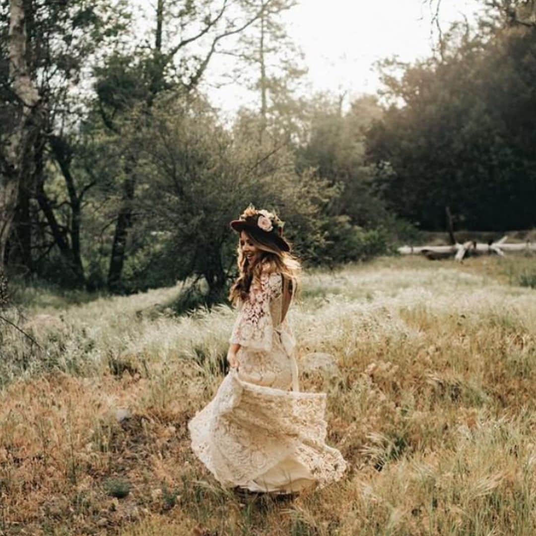 のインスタグラム：「These two woman made everybody cry in the room !! What a beautiful time we had with them💕 and we are over the moon you are married!!💕🥂#madeincalifornia🇺🇸 #theboheimanbride #visitkiteandbutterfly #rosesdress @oscaranddassi @thelovesparrows @bear.ink89」