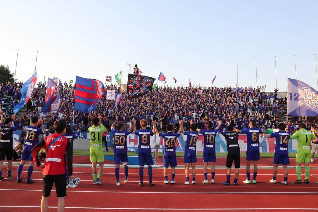 武岡優斗さんのインスタグラム写真 - (武岡優斗Instagram)「横浜FC戦。  応援ありがとうございました！ 本当にみんなで勝ち取った勝利。 何より重要な勝点3。 最高！！！ 2010年から 4年間在籍した…横浜FC。 当時からいる選手も数人いた。 そういう選手とピッチで 再会出来たのは嬉しかった。  また次に向けて 良い準備したいと思います。  暑い中…スタジアムに 来てくださった方々… くれぐれも熱中症には 気をつけてください！  応援ありがとうございました！  #ventforet #ventforetkofu #Yokohamafc #武岡優斗 #No41 #41 #YUTO41 #勝ったらみんな笑顔 #嬉しそうなゴール裏 #この景色最高 #もっともっとたくさんこの景色を #最後にここで最高の笑顔になるために #勝つって大変 #でも #勝つって最高 #また笑顔になるために #良い準備したいと思います #勝利恒例 #記念撮影 #BIGSMILE #awesome #現場からは以上です🙏」5月25日 23時52分 - yuto_takeoka17