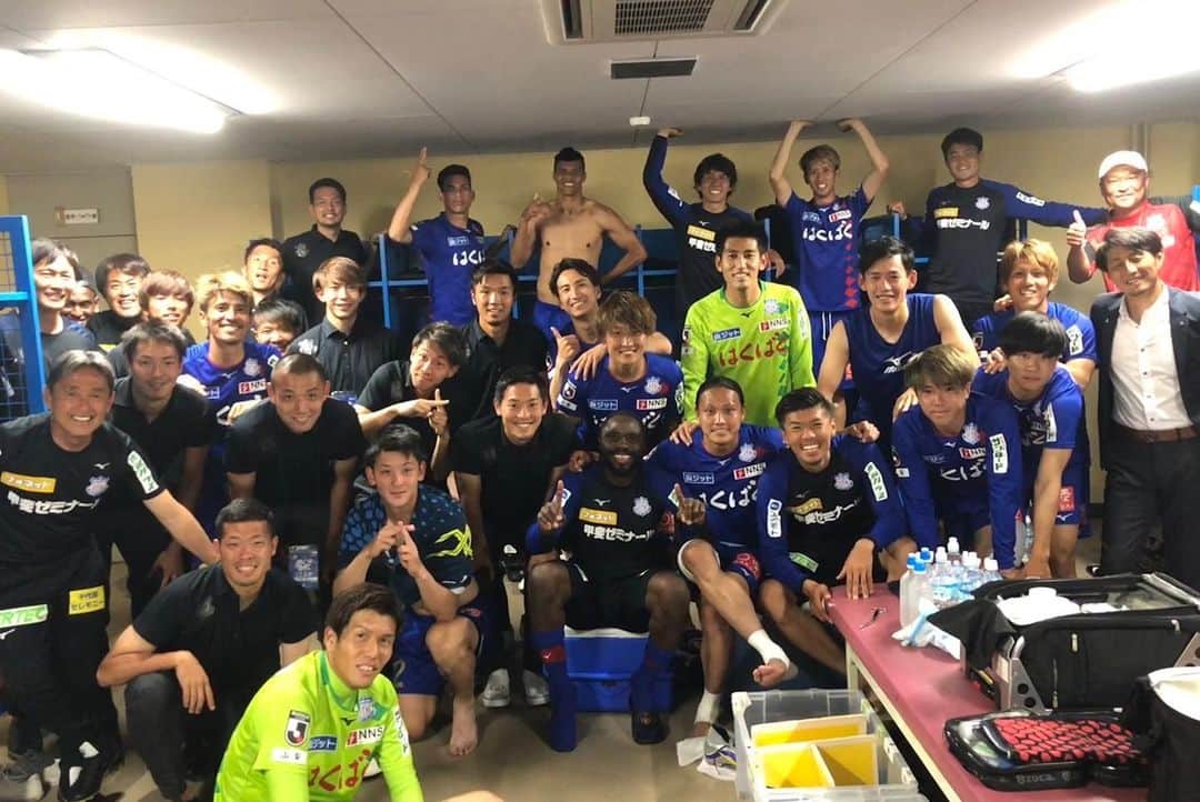 武岡優斗さんのインスタグラム写真 - (武岡優斗Instagram)「横浜FC戦。  応援ありがとうございました！ 本当にみんなで勝ち取った勝利。 何より重要な勝点3。 最高！！！ 2010年から 4年間在籍した…横浜FC。 当時からいる選手も数人いた。 そういう選手とピッチで 再会出来たのは嬉しかった。  また次に向けて 良い準備したいと思います。  暑い中…スタジアムに 来てくださった方々… くれぐれも熱中症には 気をつけてください！  応援ありがとうございました！  #ventforet #ventforetkofu #Yokohamafc #武岡優斗 #No41 #41 #YUTO41 #勝ったらみんな笑顔 #嬉しそうなゴール裏 #この景色最高 #もっともっとたくさんこの景色を #最後にここで最高の笑顔になるために #勝つって大変 #でも #勝つって最高 #また笑顔になるために #良い準備したいと思います #勝利恒例 #記念撮影 #BIGSMILE #awesome #現場からは以上です🙏」5月25日 23時52分 - yuto_takeoka17