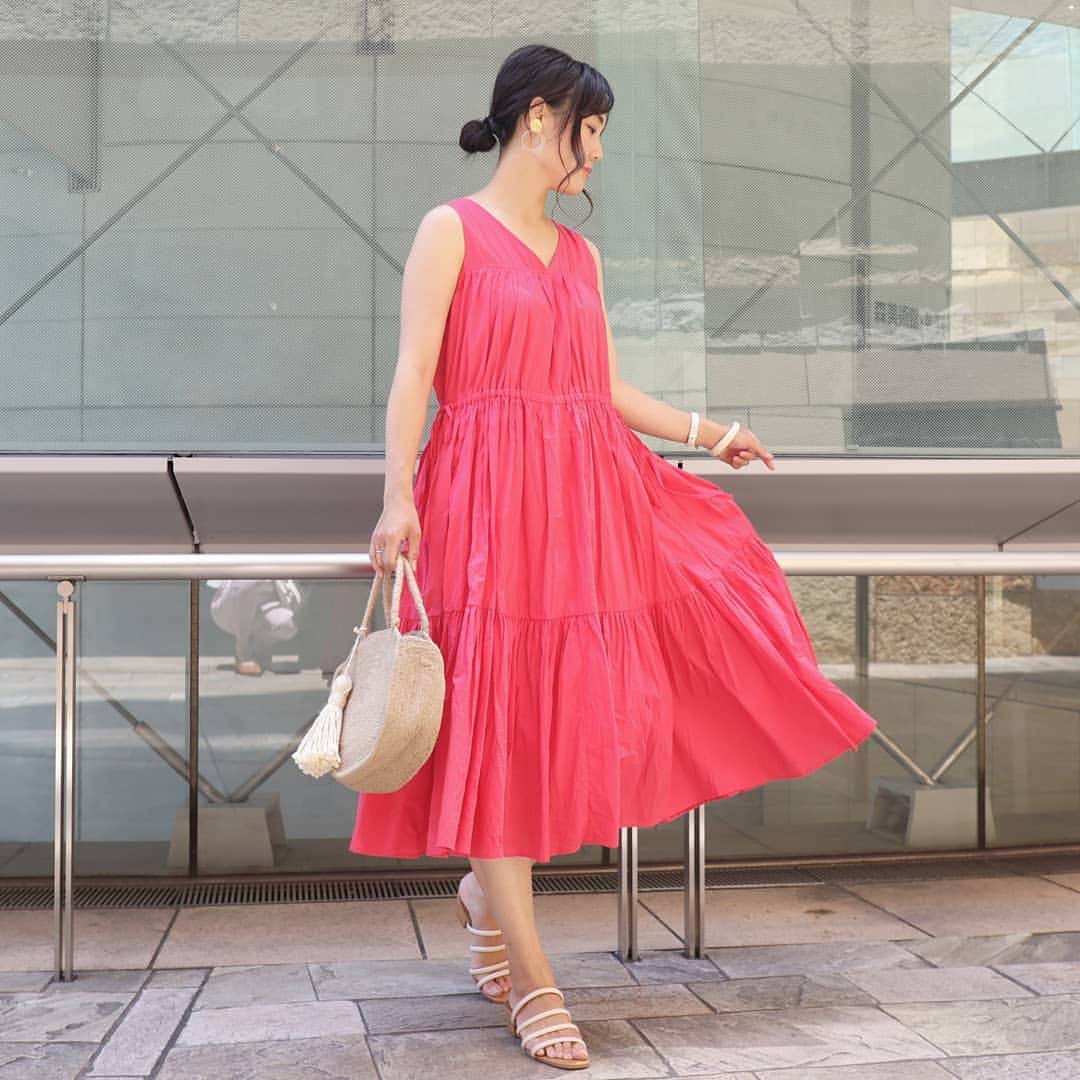 Eri Satoのインスタグラム：「red×naturalコーデ · @titivatejp の #ティアードノースリーブリラックスワンピース · 今日はすっごく暑かったですね😂 なので、目の覚めるような赤いワンピを☀️ 落ち着いた赤色だから着やすかったです😋 · 今日はイベントで六本木ヒルズへ それについてはまたアップします～💕 · #ティティベイト#titivate  #titivatestyle#fashion#ootd#outfit#code#coordinate#style#ファッション#コーディネート#コーデ#プチプラ#プチプラコーデ#ママコーデ#シンプルコーデ#mamagirl#locari#ママファッション #partegram#読者モデル#ママモデル #l4like#カジュアル#お洒落さんと繋がりたい#六本木ヒルズ#六本木#マキシワンピ#ティアードワンピース」