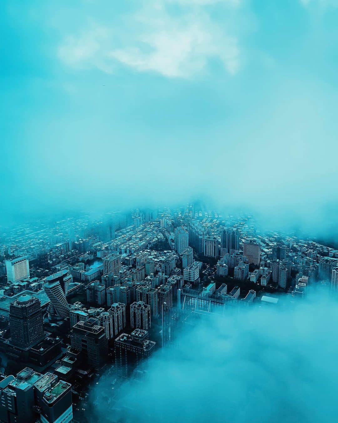 appleさんのインスタグラム写真 - (appleInstagram)「“The clouds were being blown around, covering and uncovering the city. It seemed right for how I feel about Taipei, a mysterious place with so many hidden gems.” #fromabove #ShotoniPhone by Mark M. @markwilson」5月25日 23時59分 - apple