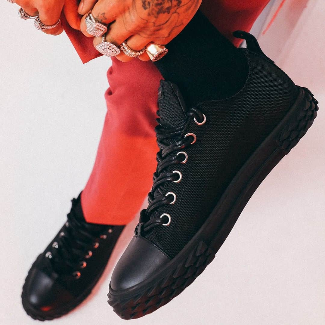 Giuseppe Zanotti Designさんのインスタグラム写真 - (Giuseppe Zanotti DesignInstagram)「Nothing but smooth. In black canvas, with 3D spines along the sole and a zip up the back—the BLABBER. @RaeSremmurd #GiuseppeZanotti #GZFW19」5月26日 0時00分 - giuseppezanotti