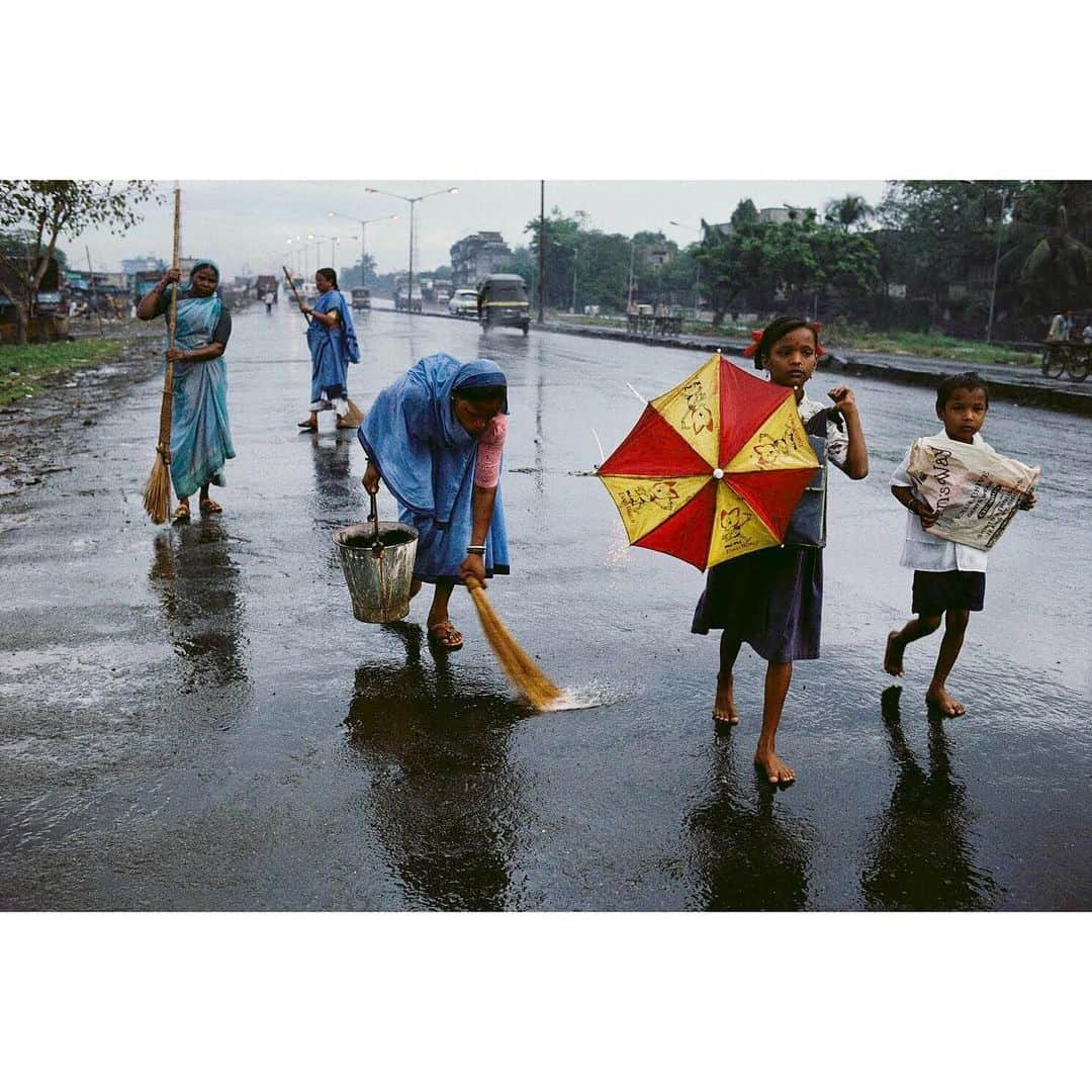 スティーブ・マカリーさんのインスタグラム写真 - (スティーブ・マカリーInstagram)「Children on their way to school. #Mumbai, #India, 1996.」5月26日 0時05分 - stevemccurryofficial