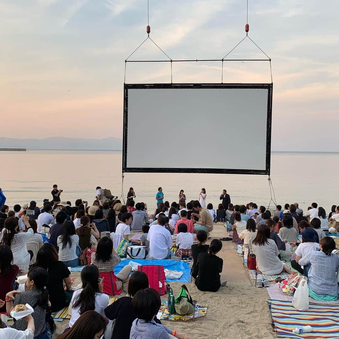 河島あみるさんのインスタグラム写真 - (河島あみるInstagram)「うみぞら映画祭 オープニングセレモニーに参加しました！ 4回目の今年は スクリーンもクレーンも大きくなって 迫力満点！ 来る途中 色んなナンバーの車を何台も見かけて すっかり淡路島を代表する 大イベントになったんやなーと実感しました👏 そんなイベントプロデューサーの大継監督は 相変わらずドタバタで半パンのままセレモニーに出席していました😝 私は女優と紹介され 違和感しかなかったです😆 @umizora_cinema  #うみぞら映画祭 #時代おくれ @jidaiokure_movie_awaji  #淡路島 #映画祭 #女優 💃」5月26日 0時07分 - amiru_kawashima