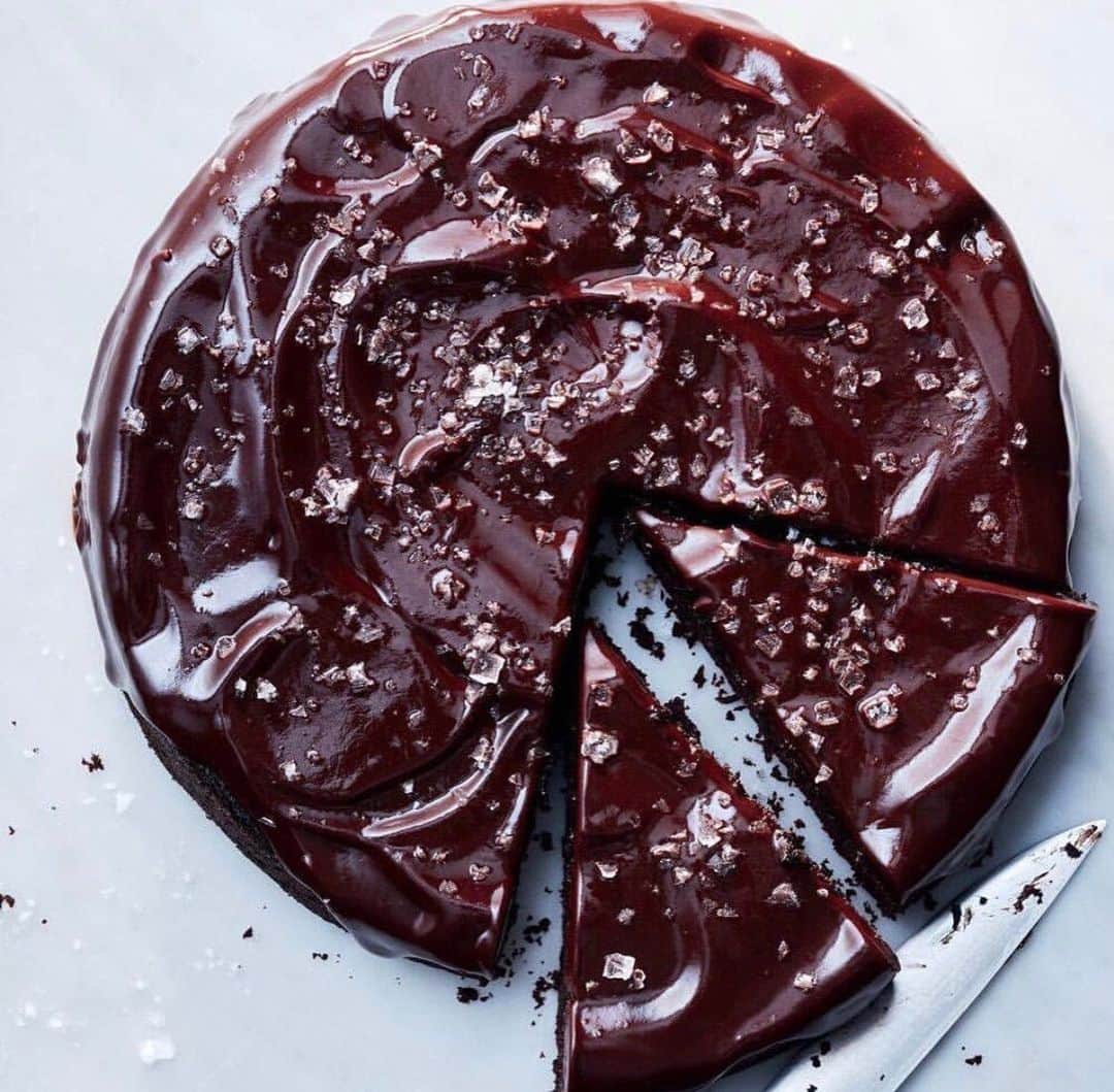 Food & Wineさんのインスタグラム写真 - (Food & WineInstagram)「Four words: Red wine chocolate cake. AKA our plans for #NationalWineDay. You too? Good. Grab the recipe link in our bio. 📷: @behindthedawn」5月26日 0時07分 - foodandwine