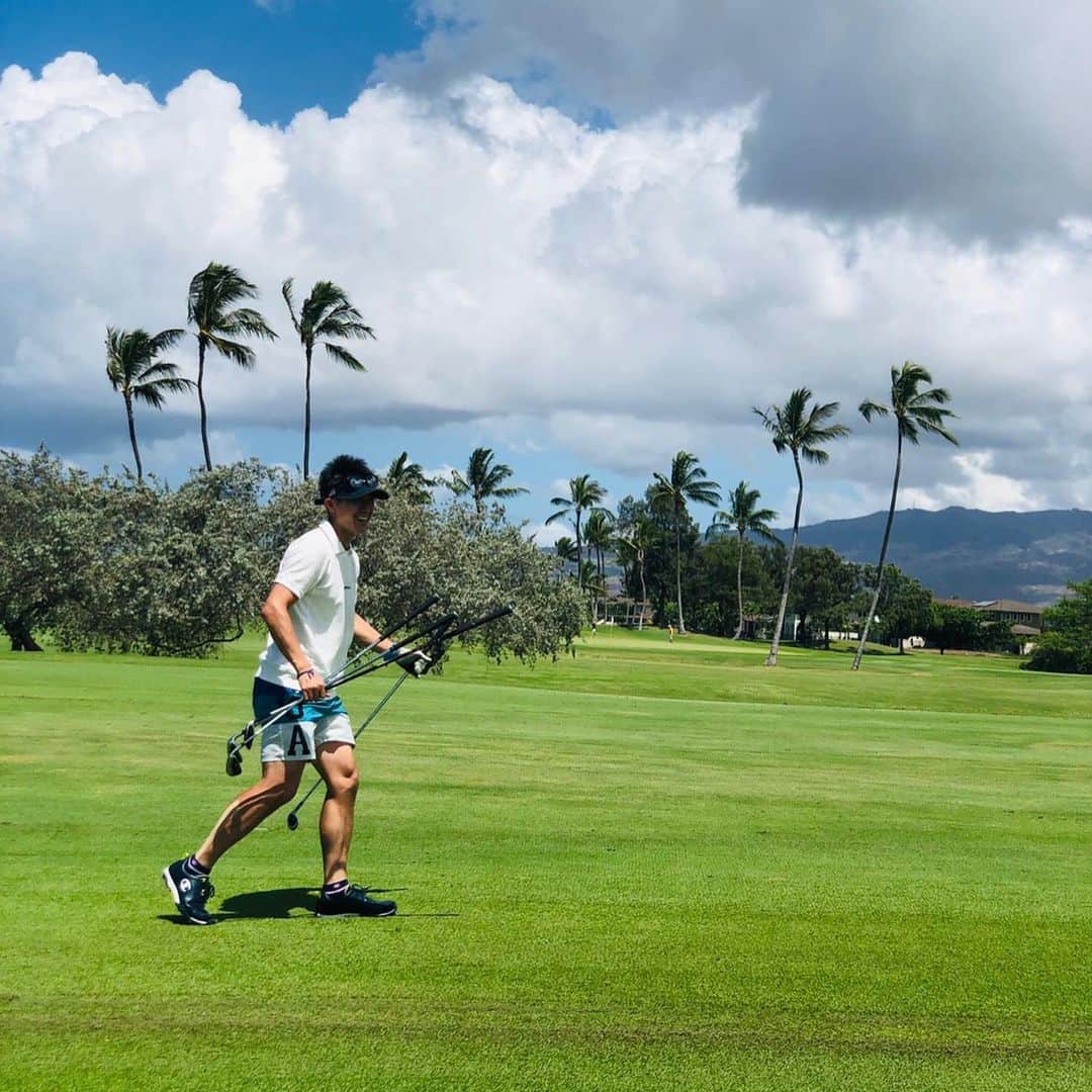 森渉さんのインスタグラム写真 - (森渉Instagram)「ホノルル駅伝優勝のご褒美にみんなでゴルフに行きました。僕は相変わらず下手くそなので走ってばっかりでした(^_^;) #森渉 #ゴルフ #golf #sports #hawaii #ハワイ #enjoy #cpfu #championjp  #いつか100を切りたい #4枚目の動画はニッチロー'さんのルーティーン笑」5月26日 0時10分 - watarumori.sports