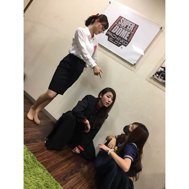 三島ゆかりさんのインスタグラム写真 - (三島ゆかりInstagram)「先日のSDG女学園👩‍🏫 可愛らしいセーラー服の子もいれば、ギャルも優等生も、黒マスクのヤンキーもいましたww😂 私は先生役をやってほしいと言われ、引き受けさせて頂きました🍎👍 今度この格好で来店してほしいとお客様からのリクエストあり💖 かしこまり〜🙆‍♀️ #superdome #sunnydaygirls #sdg #ベストショットsdg #sdg女学園 #先生 #三島ゆかり #ゆかりんご #りんご姐さん #スーパードーム新堀川店 #来店イベント #女教師 #コスプレ #メガネ女子 #コント #楽しかった #またやりたいな #followｍe」5月26日 0時11分 - apple340