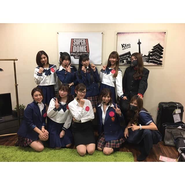 三島ゆかりさんのインスタグラム写真 - (三島ゆかりInstagram)「先日のSDG女学園👩‍🏫 可愛らしいセーラー服の子もいれば、ギャルも優等生も、黒マスクのヤンキーもいましたww😂 私は先生役をやってほしいと言われ、引き受けさせて頂きました🍎👍 今度この格好で来店してほしいとお客様からのリクエストあり💖 かしこまり〜🙆‍♀️ #superdome #sunnydaygirls #sdg #ベストショットsdg #sdg女学園 #先生 #三島ゆかり #ゆかりんご #りんご姐さん #スーパードーム新堀川店 #来店イベント #女教師 #コスプレ #メガネ女子 #コント #楽しかった #またやりたいな #followｍe」5月26日 0時11分 - apple340