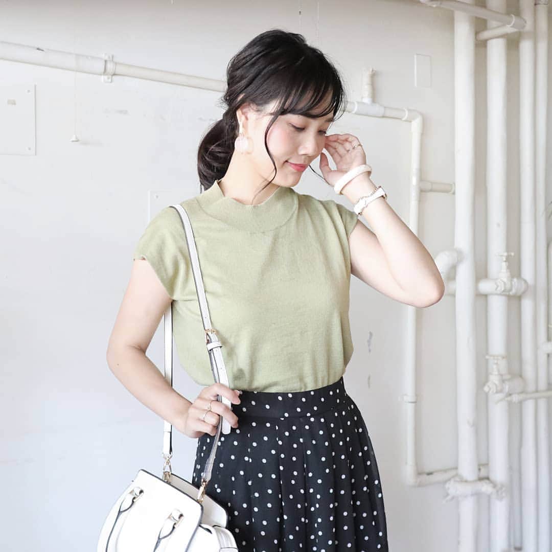 Eri Satoのインスタグラム：「light khaki×dotコーデ · @titivatejp の #ベーシックフレンチスリーブライトニット · やっぱりこのニット、形も素材もいいわぁ😍 最後のpicで娘とリンクコーデしてみたよ💕 · #ティティベイト#titivate  #titivatestyle#fashion#ootd#outfit#code#coordinate#style#instafashion#instagood#instalike#ファッション#コーディネート#コーデ#プチプラ#プチプラコーデ#ママコーデ#パンツコーデ#シンプルコーデ#mamagirl#locari#ママファッション #partegram#読者モデル#ママモデル #l4like#カジュアル#お洒落さんと繋がりたい」