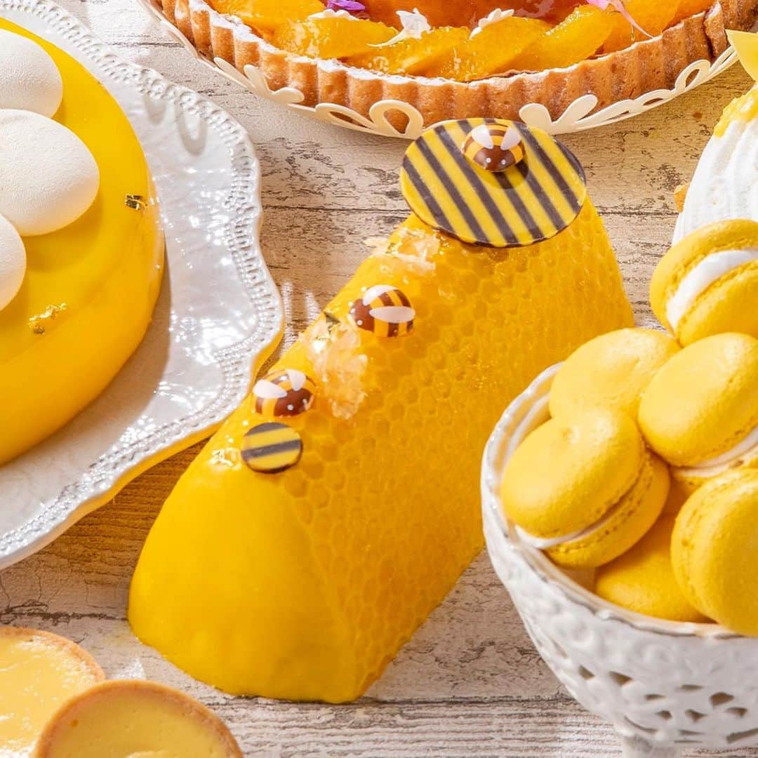 ヒルトン東京さんのインスタグラム写真 - (ヒルトン東京Instagram)「まるで🐝ハチの巣のような「ベビーハニカム」は、フワフワ食感の🍯ハニーシーブストの中に、🌻バニラと🌞シナモンを効かせた🍏りんごのキャラメリゼがアクセントになった優しい味わいのケーキです。 🍋「Happyハニー・ホリック」の🍯デザートについて、📲STORYやHIGHLIGHTの👉ディジタルメニューよりご覧ください！」5月25日 15時19分 - hiltontokyo