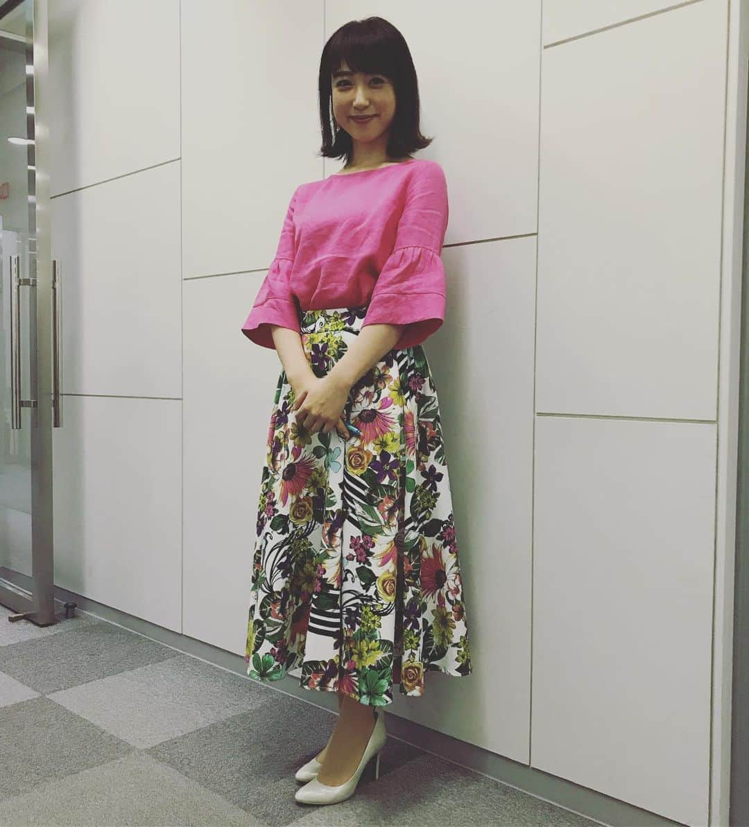 川田裕美さんのインスタグラム写真 - (川田裕美Instagram)「今日も関テレ『胸いっぱいサミット』生放送、ありがとうございました！✨ 衣装 トップス #jione スカート #andemiu ピアス #monamiehandmadejewelry」5月25日 15時18分 - hiromikawata163