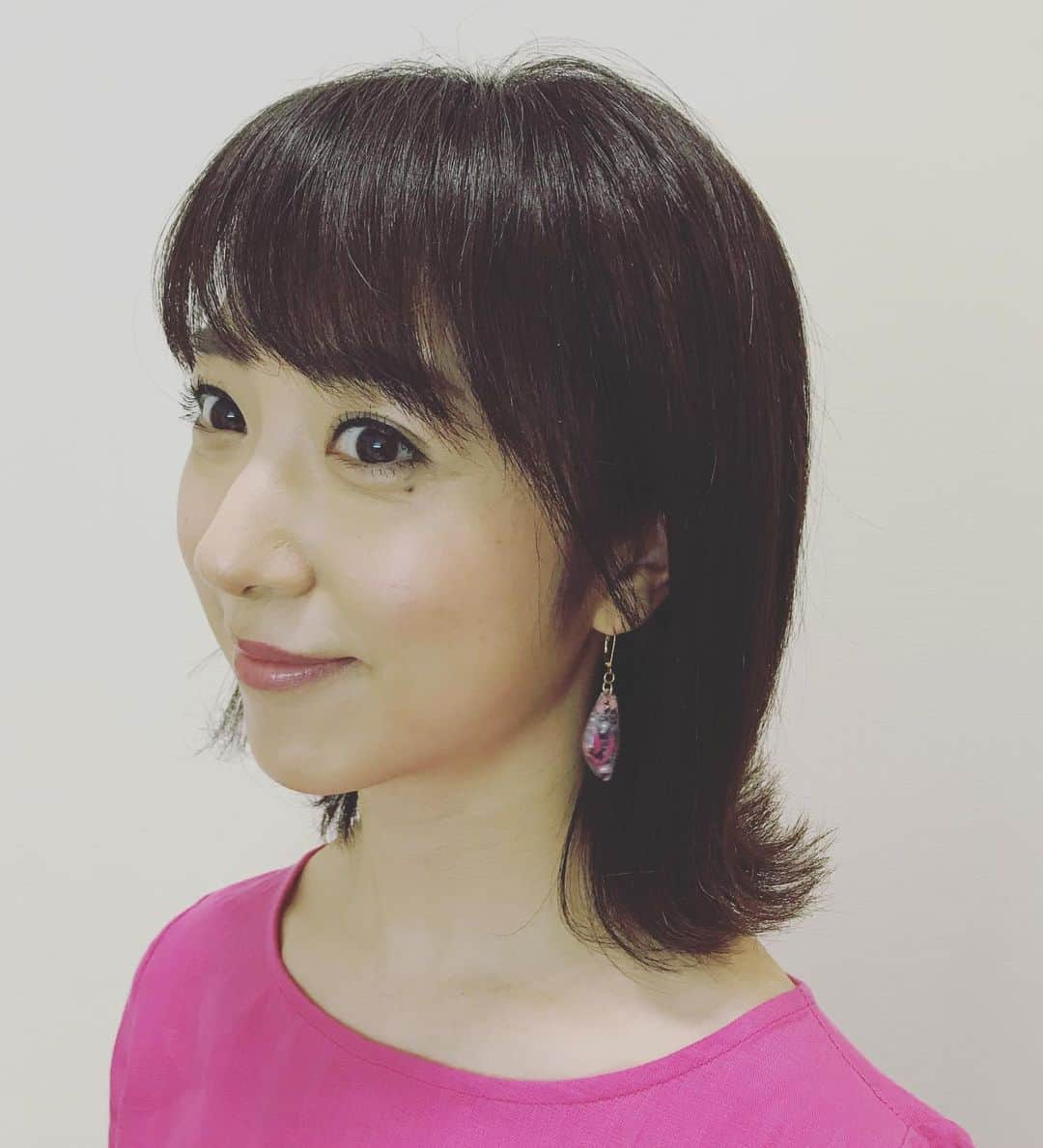 川田裕美さんのインスタグラム写真 - (川田裕美Instagram)「今日も関テレ『胸いっぱいサミット』生放送、ありがとうございました！✨ 衣装 トップス #jione スカート #andemiu ピアス #monamiehandmadejewelry」5月25日 15時18分 - hiromikawata163