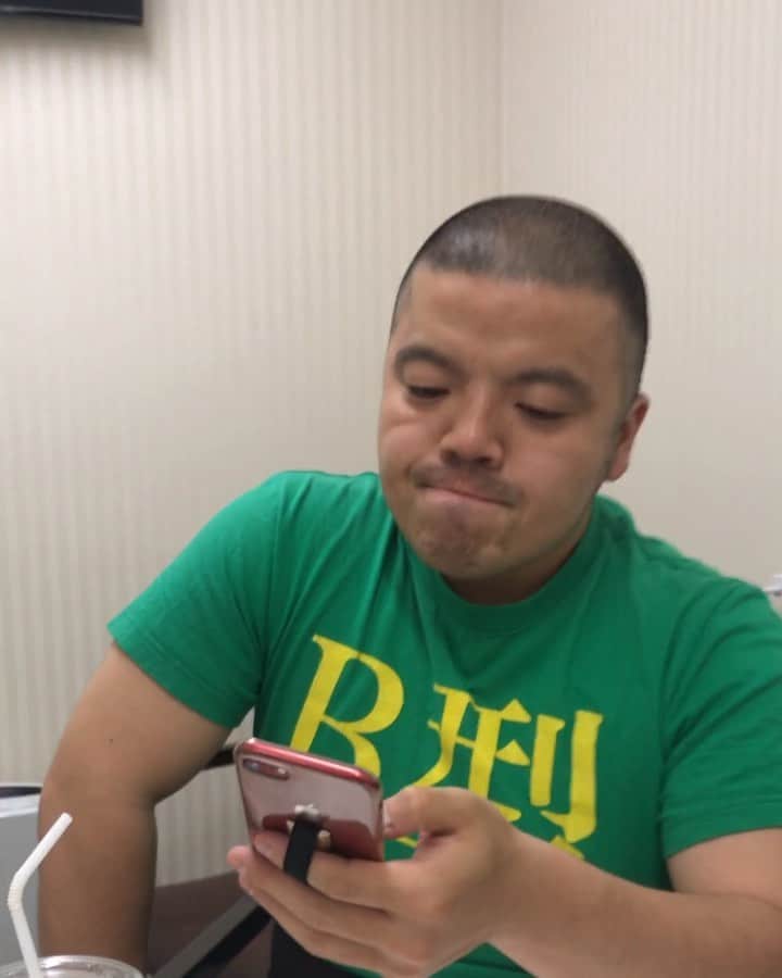 岡下雅典のインスタグラム：「久しぶりのセルライトスパ大須賀にまとわりつく妖精。 大須賀にしか見えない妖精。 すごく優しい妖精。」