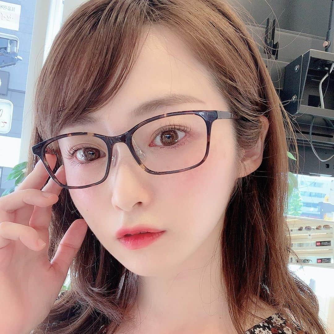 のインスタグラム：「ラーメンを食べたついでに新しいメガネを新調❗️これはこのままサングラスになる❗️そしてこれからまたラーメンを食べに行く🍜 今日の配信でつけようかな😊 #OWNDYS #オンデーズ #フォロ割 #フォロー数といいね数でメガネが買える #selfieee #自撮り部 #自撮女子 #me #selfiemode #selfiesunday #selfies  #池袋」