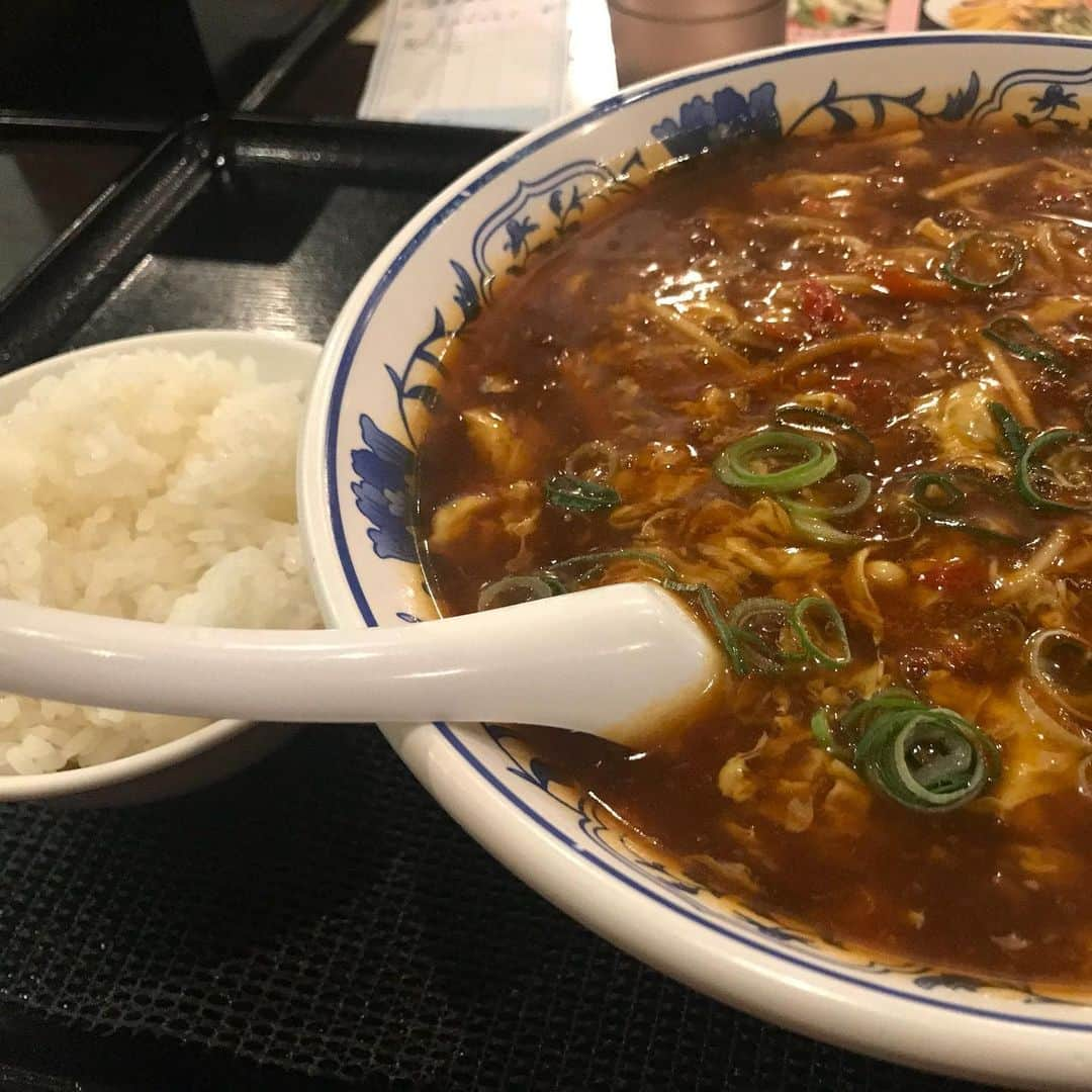 森田展義さんのインスタグラム写真 - (森田展義Instagram)「駅前第3ビルB2Fにある 美食天地 『遥華』なる処で 『酸辣湯麺＋ライス』なるものを食す！  #なる処 #なるもの食し  #nobmorley #森田展義 #駅前第3ビル #遥華 #酸辣湯麺 #絶品なるもの #食しログ #2019年最高酸辣湯麺 #2019年最高激熱料理 #ノミネート #よしもと西梅田劇場 #清水けんじリーダー週」5月25日 15時27分 - nobmorley