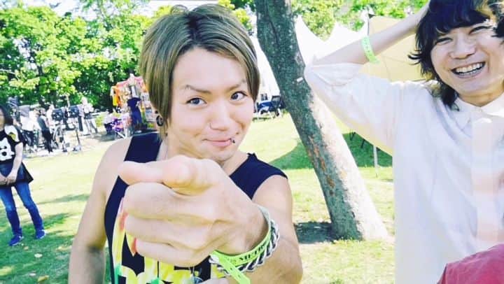 M-ON! MUSIC｜エムオンミュージックのインスタグラム：「﻿ ＼#メトロック2019MMレポ／﻿ ﻿ ライブ前、インタビューで汗をかく﻿ #BLUEENCOUNT(@bluengt)﻿ からの気合いのひと言！﻿ ﻿ #超絶快晴 #辻村勇太(@yuuta.tsujimura)﻿ #ブルエン #田邊駿一 #江口雄也 #高村佳秀 #monmusic #自撮り棒 #セルフィー #メトロック #METROCK #メトロック2019 #METROCK2019 #リアルタイムレポート #メトロック東京 #動画」