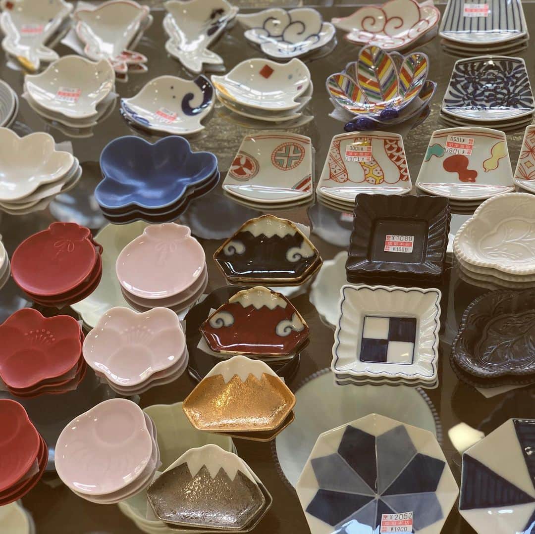 加藤夏希さんのインスタグラム写真 - (加藤夏希Instagram)「#カネアオ #有田焼 #陶器 とても可愛いデザインの陶器屋さんを発見！キッズスペースもあってゆっくりお店を見ることが出来ました。」5月25日 15時38分 - natsukikato_official