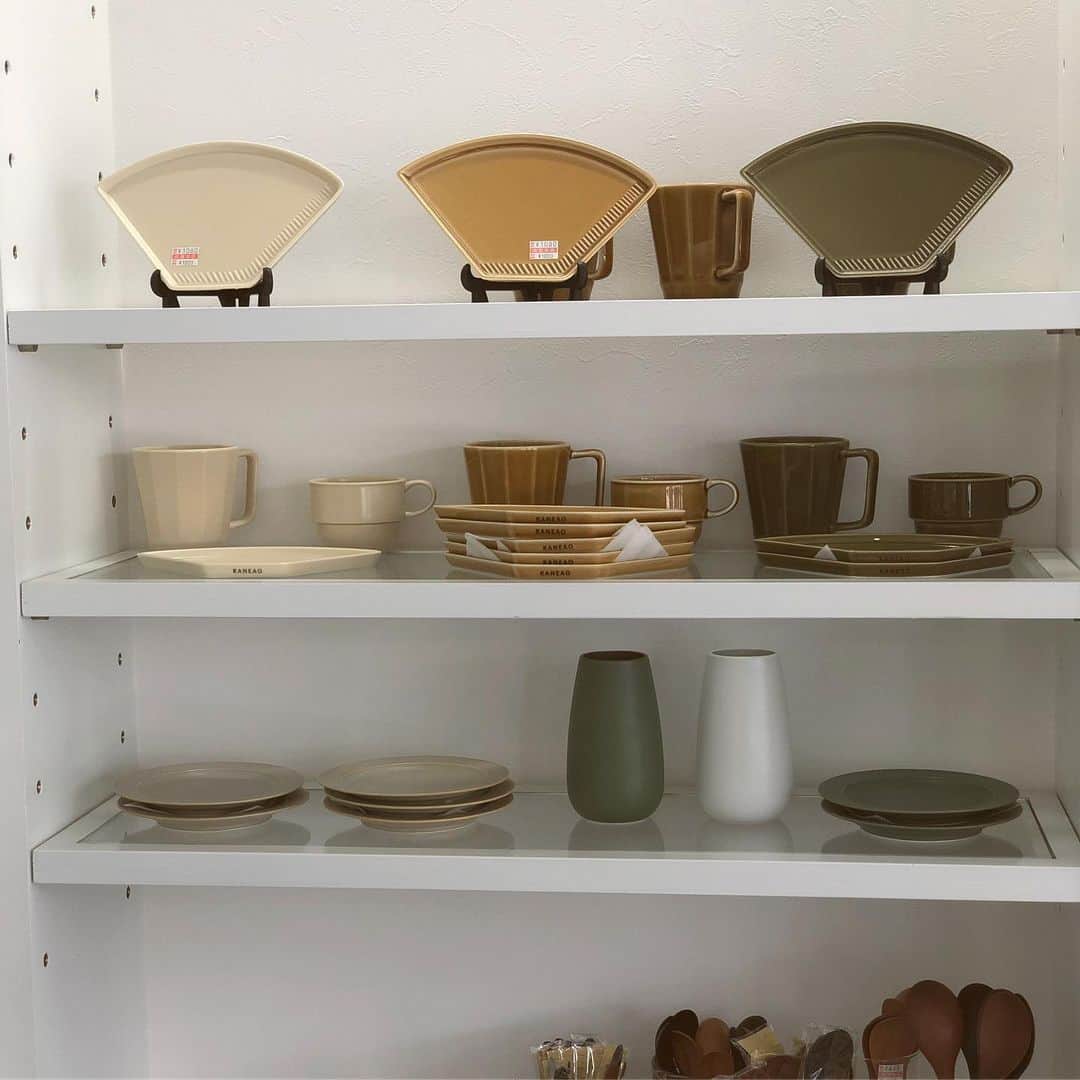 加藤夏希さんのインスタグラム写真 - (加藤夏希Instagram)「#カネアオ #有田焼 #陶器 とても可愛いデザインの陶器屋さんを発見！キッズスペースもあってゆっくりお店を見ることが出来ました。」5月25日 15時38分 - natsukikato_official