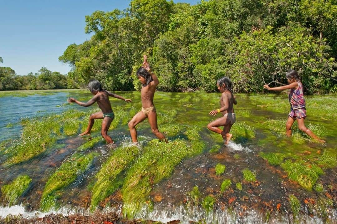 のインスタグラム：「Photo by Cristina Mittermeier @CristinaMittermeier | The Rio Pequeno, a tributary of the Iriri in the southern Amazon, was filled with giggles as this group of Kayapo girls played tagalong on its shallow bank. Indigenous communities that directly depend on their natural surroundings for survival develop a unique and intimate relationship with nature. From a young age, these children are raised to believe that if they treat the forest, river, and wildlife with respect and gratitude, they will be provided for by nature, and presented with everything they need to sustain themselves. Is there a lesson there for the rest of us? #FollowMe at @CristinaMittermeier for more photos from around the world. #Kayapo #Amazon #nature #community」