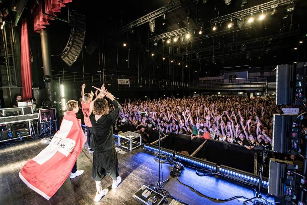 ONE OK ROCKさんのインスタグラム写真 - (ONE OK ROCKInstagram)「Zurich!! #ONEOKROCK #eyeofthestorm  photo by @jamiecarterfilms」5月25日 15時40分 - oneokrockofficial