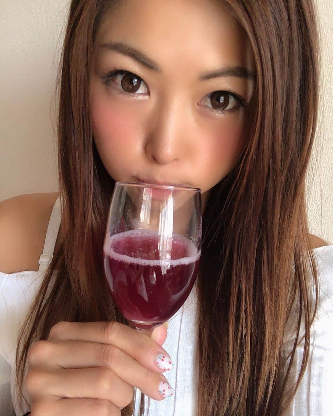 のインスタグラム：「こんにちは❤️ 最近暑くなって、紫外線が気になってきたので、美肌&紫外線対策に紫外線対策に効果があるという「レッドオレンジコラーゲン」を飲み始めました！！ 赤ワインじゃないよw . アラサー女子は美を保つのに本当に大変💦 日々の少しの努力が10年後に大きくなって差が出ると思うので、今できること、私はしっかりやろうと決めました！！ . このレッドコラーゲンオレンジは 、「アントシアニン」や「ビタミンC」、「フラバノン」が配合されたコラーゲンとしての強みを持っているので、 老け見え対策だけでなく、紫外線対策にももってこいみたいです！ 紫外線によってシワやたるみ、シミなのが気になる方、乾燥肌などにも効果があるそうです！ こんないいことばっかりならとりあえず飲むしかないw . スッキリな味わいと爽やかで美味しい！ 私は更にFIXITさんのBCAAを混ぜて朝飲んでるよ🎵 冷たくして飲むとめっちゃ美味しい💕 ヨーグルトに入れても美味しいよ🎵 美意識高い女子の皆さんはもちろん、ぜひ男性の皆さんも飲んでみてね💕 . 今朝も朝からコラーゲン注入❤️ お肌プルプルなーれ💕 気になった方はこちらからサイト見て見てね✨ ↓↓↓↓ http://www.kinkado.jp/ROC/AF1/  #レッドコラーゲンオレンジ #美容 #女子力 #アラサー女子 #美活 #コラーゲン #美肌 #紫外線対策 #ビタミン #女子力アップ #日焼け #夏 #あおい夏海 #乾燥肌 #美意識高い人と繋がりたい #シミ対策」