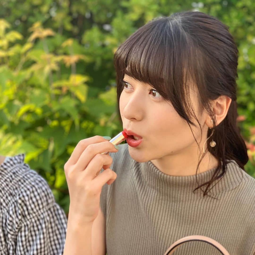 矢島舞美さんのインスタグラム写真 - (矢島舞美Instagram)「. 親友とお喋りしながら、口紅塗ってたらもぅ一人の親友に一連を全部撮られてた！笑 途中で気付いて、最後はおちゃらけ‼︎笑 . . #矢島舞美」5月25日 15時54分 - maimiyajima_official_uf