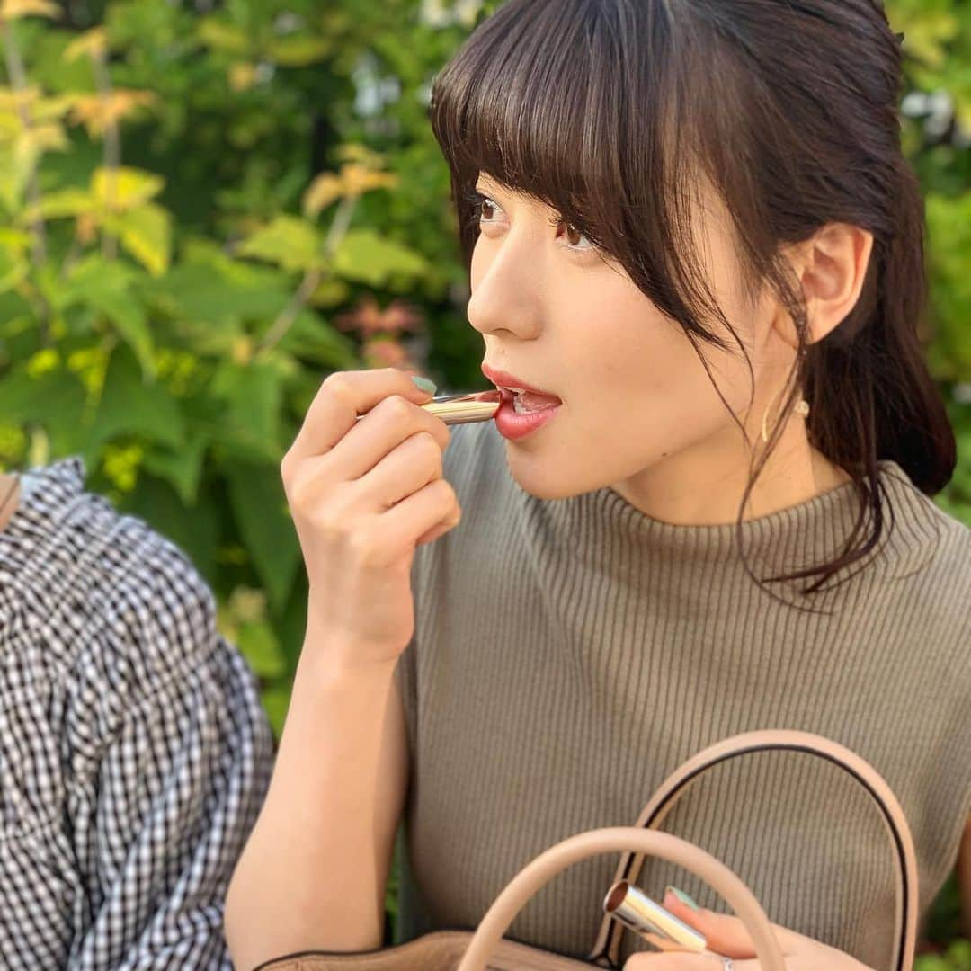 矢島舞美さんのインスタグラム写真 - (矢島舞美Instagram)「. 親友とお喋りしながら、口紅塗ってたらもぅ一人の親友に一連を全部撮られてた！笑 途中で気付いて、最後はおちゃらけ‼︎笑 . . #矢島舞美」5月25日 15時54分 - maimiyajima_official_uf