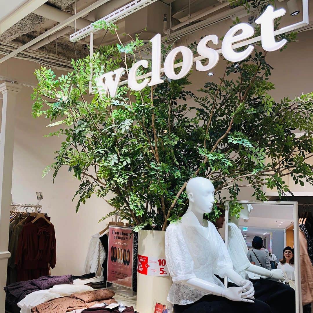 のインスタグラム：「【西館4F w closet】 . だだ今、6000円（税抜）以上お買上げのお客様に、メッシュパンプス（サイズM・L、３色展開）をプレゼント中💥💥💥 数に限りがございますので、無くなり次第終了となります😭 . その他、新作、コラボアイテムをはじめ、ベーシックとトレンドをミックスしたリアルクローズを多数取り揃えております⭐️⭐️ . 是非×②。この機会に店頭にてご覧ください😊‼️ . . . 名古屋パルコでは皆様の『愛』を応援する為、LOVEアートキャンペーンを実施しております❤️❤️❤️ 皆様をチェキにて撮影させて頂き、フォトスポットとしても撮影できるアート作品が完成❗️ 撮影したチェキに名古屋パルコへの愛、お客様同士の愛のメッセージを記入して頂けます😊 ・設置、お客様撮影期間: 5/25（土）・26（日）、名古屋パルコ西館1F コスメキッチン前 . 写真撮影にご協力頂いたお客様には、名古屋パルコ30周年限定パッケージのグッピーラムネを進呈致します⭐️⭐️⭐️ . 皆様のご参加をお待ちしております . #wcloset#ダブルクローゼット#ダブクロ#メッシュパンプス#名古屋パルコ #名古屋パルコ30周年#love#loveparco#名古屋 #nagoya #parco #nagoyaparco #栄  #sakae #矢場町」