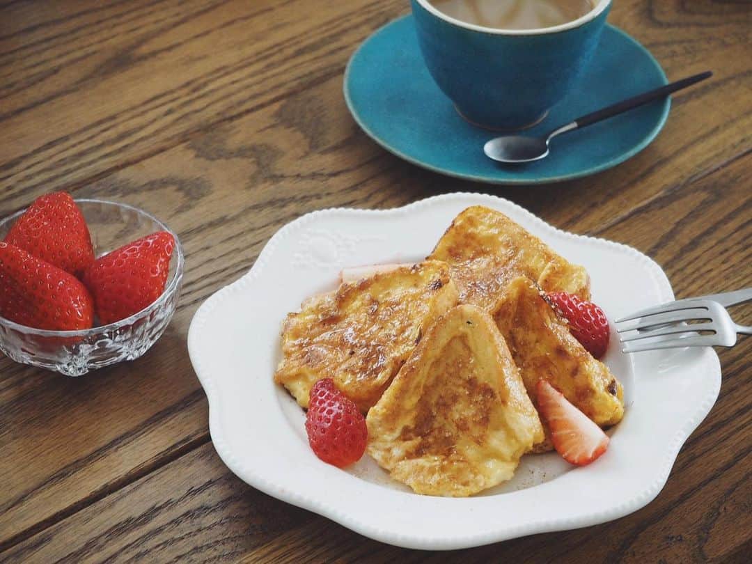 猪鼻ちひろのインスタグラム：「☕️🍓🍞 フレンチトーストは 妹に教えてもらってから 上手に出来るようになりました！  トータル13時間寝た☺️笑 #知る人ぞ知る引きこもり  #足の疲れが取れなすぎて足つぼマッサージ12時間コース希望 #ちひろkitchen #ちひろのごはん #フレンチトースト #カフェラテ #いちご #のんびりな朝 #☕️ ありがとう @musuko_and_hanna」