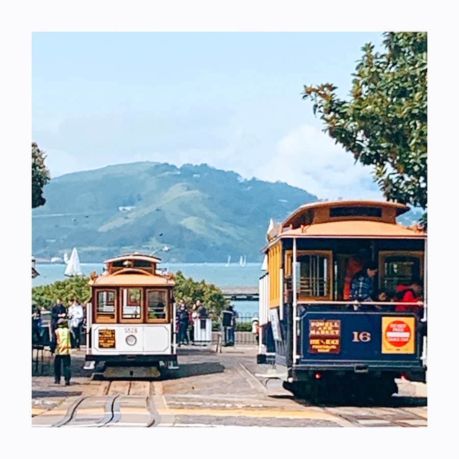 坂田陽子さんのインスタグラム写真 - (坂田陽子Instagram)「先日初めて訪れたサンフランシスコ。とっても素敵な街で想い出いっぱい😆 ・ この日は基本を押さえて😆 #ゴールデンゲートブリッジ みて #世界一くねくねした坂道 、 #ロンバートストリート で撮影して ハンバーガーを買って #ケーブルカー で #フィッシャーマンズワーフ を目指し、名物のクラムチャウダーを食す。 お腹が満たされたところで船に乗り #アルカトラズ島 へ。 1日でザ・サンフランシスコ満喫✌️ ・ #クラムチャウダー は、、 うん。まぁ、一度味わってみて満足（笑） それより #superduper ハンバーガーの美味しかった事‼️ 毎日精肉されているという、 ベジタリアンとして育てられたナチュラルビーフ100%のパティは 外はカリッと。中は見事なピンクの完璧な火入れ👏ジューシーな肉汁と肉本来の旨味が引き立つ、控えめサウザンアイランドソース。 ふわふわのバンズとの相性も良くシンプルでいて実に美味しい‼️ 注文が入って一つずつ作るのも嬉しい😆サンフランシスコに行ったら #また絶対食べたい」5月25日 15時53分 - yokosakata