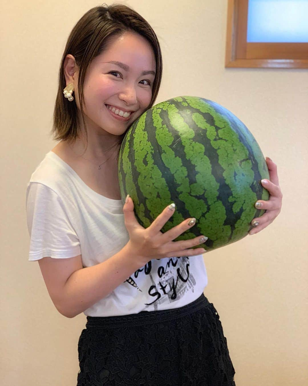 寺田有希さんのインスタグラム写真 - (寺田有希Instagram)「おっちゃんがスイカ買ってくれてたー🍉✨ デカッ！からの重ッ！！笑 ・ ・ 10kgまでの計りではエラーになってしまった！体感やけど、恐らく15kg以上あったな、あれは！！！ ・ ・ もうこんな大きいスイカが出てるのね！🍉 ・ ・ #スイカ #すいか #西瓜 #watermelon  #大きい #デカい #重い まだ #5月 なのに #寺田有希 #teradayuki」5月25日 16時03分 - terada_yuki