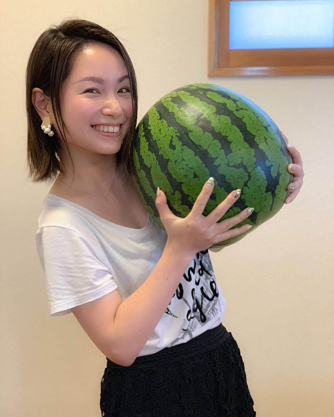 寺田有希さんのインスタグラム写真 - (寺田有希Instagram)「おっちゃんがスイカ買ってくれてたー🍉✨ デカッ！からの重ッ！！笑 ・ ・ 10kgまでの計りではエラーになってしまった！体感やけど、恐らく15kg以上あったな、あれは！！！ ・ ・ もうこんな大きいスイカが出てるのね！🍉 ・ ・ #スイカ #すいか #西瓜 #watermelon  #大きい #デカい #重い まだ #5月 なのに #寺田有希 #teradayuki」5月25日 16時03分 - terada_yuki