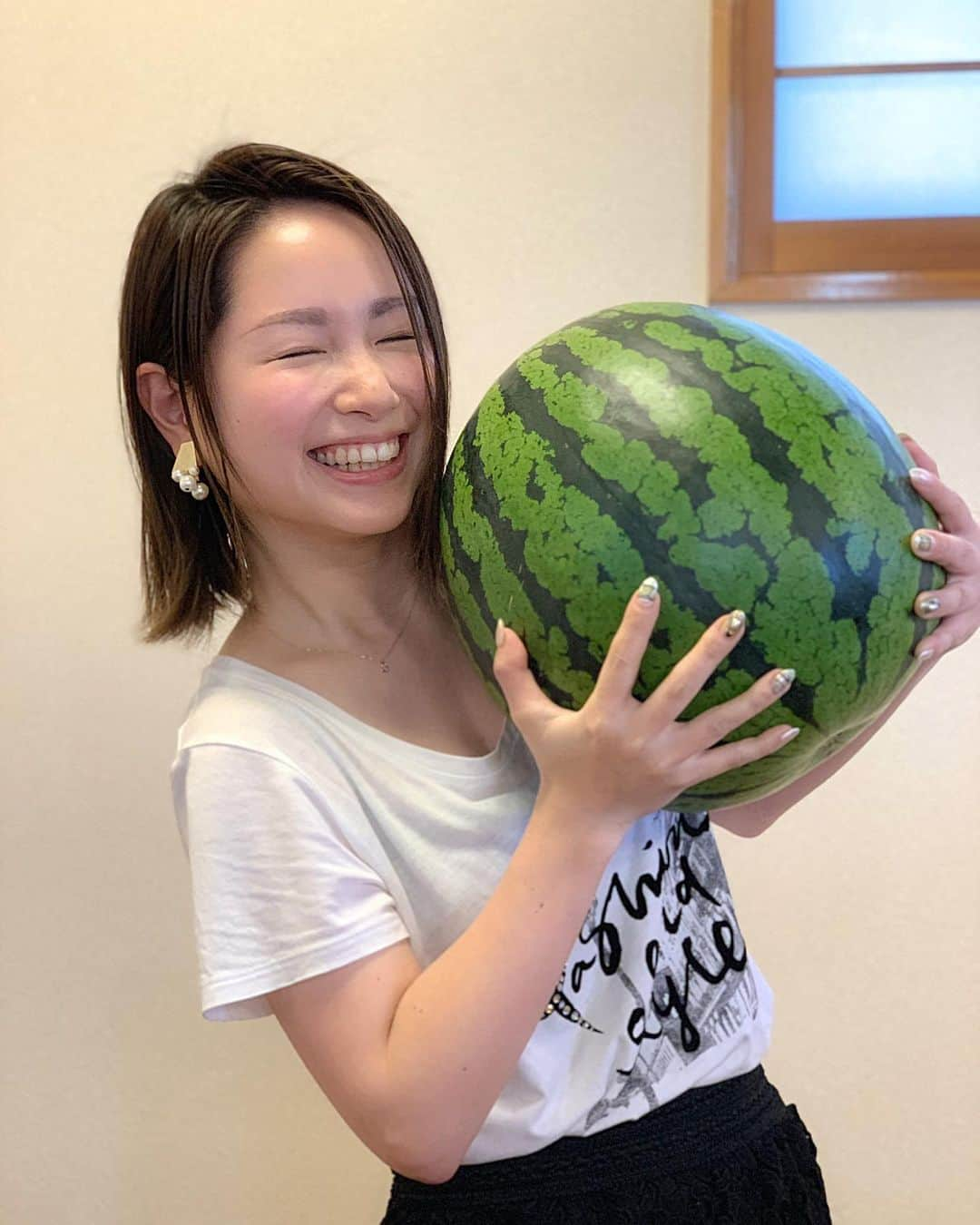 寺田有希さんのインスタグラム写真 - (寺田有希Instagram)「おっちゃんがスイカ買ってくれてたー🍉✨ デカッ！からの重ッ！！笑 ・ ・ 10kgまでの計りではエラーになってしまった！体感やけど、恐らく15kg以上あったな、あれは！！！ ・ ・ もうこんな大きいスイカが出てるのね！🍉 ・ ・ #スイカ #すいか #西瓜 #watermelon  #大きい #デカい #重い まだ #5月 なのに #寺田有希 #teradayuki」5月25日 16時03分 - terada_yuki