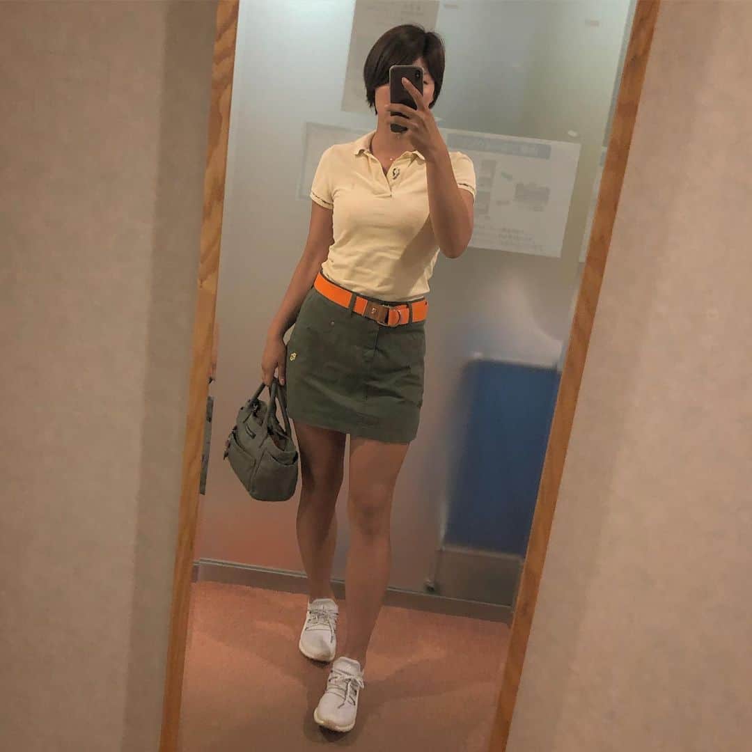 のインスタグラム：「6時スタート早朝ゴルフしてきました🙋‍♀️✨* 土日は混むから早朝はサクッとまわれて良いかも🥰 *  最近蕁麻疹が出るので、アレルギー検査しても何もでなくて……遅延性アレルギーを調べてみたら、なんと。 *  牛乳……* ダメでした……😭😭😭 *  いつもカフェオレ牛乳多めで頼んでたのに😭😭😭 *  スタバのラテも大好きなのに……😭半年牛乳辞めます…… *  #ショック#遅延性アレルギー#ゴルフ#golf#2枚目は今の気持ち」