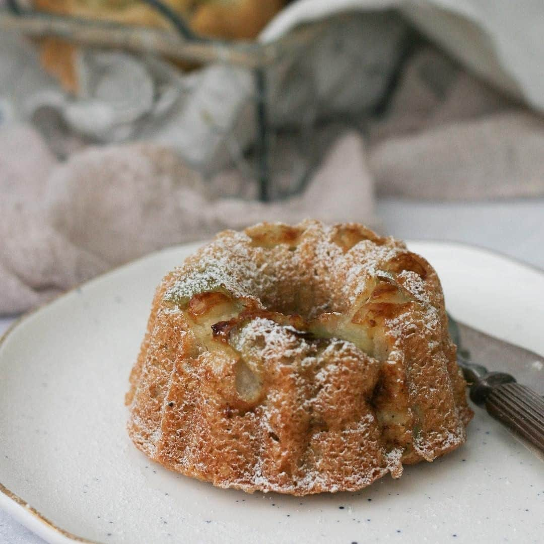 レイチェル・クーさんのインスタグラム写真 - (レイチェル・クーInstagram)「These dainty little hazelnut and 🍏 cakes are one of my favourite things to bake from #TheLittleSwedishKitchen 🇸🇪 What's yours? 📸: @serendipitybakes」5月25日 16時10分 - rachelkhooks