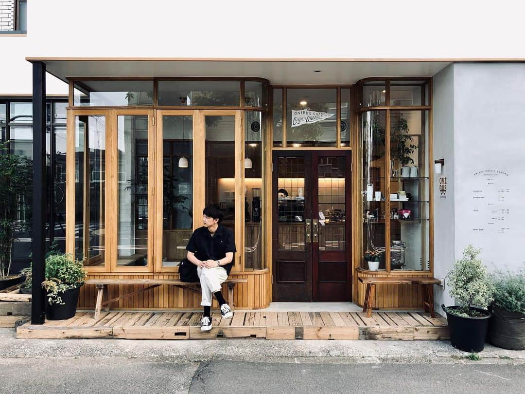 石井輝明さんのインスタグラム写真 - (石井輝明Instagram)「八雲。 店前で写真撮る時、右見ること多し。 足組むことも多し。  #onibuscoffeeyakumo #cafe #coffee #カフェ #東京カフェ #八雲カフェ #駒沢大学カフェ #都立大学カフェ #カフェ芸人 #昨日の二件目 #駒沢辺りの雰囲気っていいですよね #ゆったりしてる #こういう漫才をしたい #ていうかたぶんしてる #六本木とか渋谷な漫才もいいけど #駒沢な漫才もいいですよ #劇場で待ってます」5月25日 16時11分 - comandanteishii