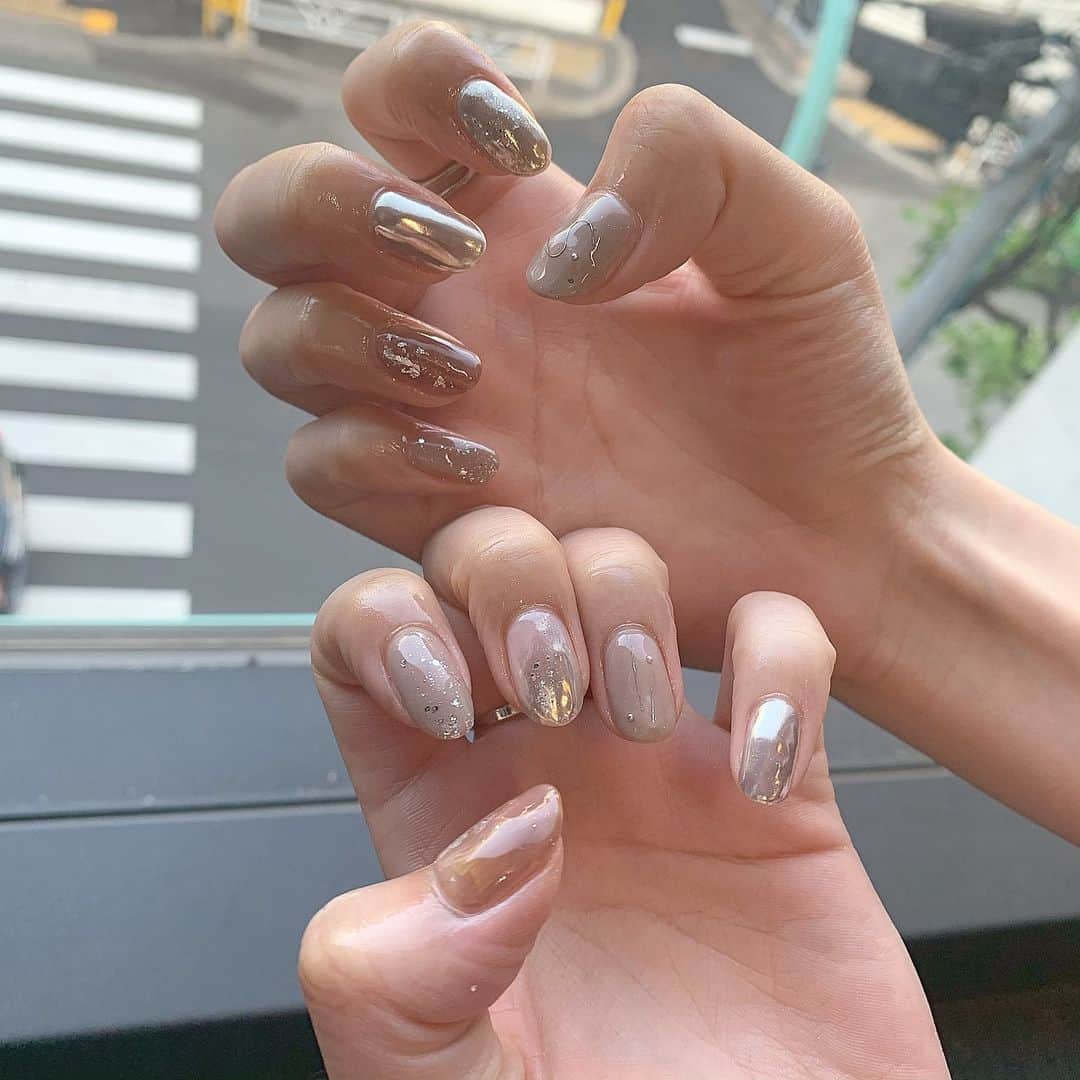 RUBY&ONYX by Kanako Miuraのインスタグラム：「おとなカラー🥺♥︎♥︎ ・ ・ ・ 5/26 11:00〜.13:30〜.16:00〜  ご案内可能でございます🥰 その他のお時間もご相談くださいませ。  お子様もお隣に座れるペアルームや個室もございます💡 ・ ・ ・ 🌿月額制もやってます🌿 ○プレミアム会員(ハンド&フット)¥29,800(税抜)・ ○ハンドレギュラー会員¥14,800(税抜)・ ○フットレギュラー会員¥14,800(税抜)・ ・ それぞれ全てのメニューが月に何度でもご利用頂けます。  ご予約、お問い合わせはDMまたは 0354595882 LINE ID：@ rubynail までお気軽にどうぞ💫  #daikanyama#nailsalon#nail#gelnail#rubyandonyx#summer#summernails#handnail#mode#cool#studs#menscare#ART#mirrornails#メンズネイル#メンズケア#定額制ネイル#通い放題#ジェルネイル#ネイル#ノーサンディング#ショートネイル#大人ネイル#ユニコーンネイル#シンプルネイル#代官山ネイルサロン#トレンドネイル」