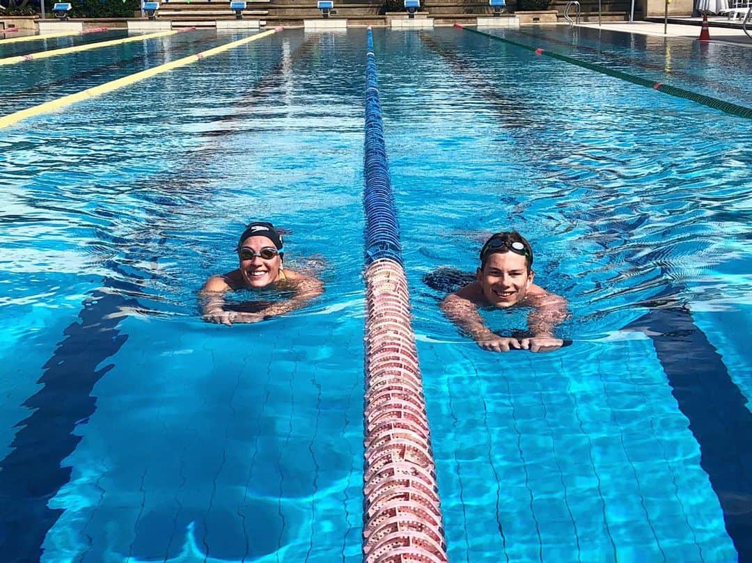 Sophie Pascoeさんのインスタグラム写真 - (Sophie PascoeInstagram)「Going into the weekend with my side-kick! 🤪 #samesamebutdifferent #swimming #trainingcamp #thailand #roadtotokyo」5月25日 16時14分 - sophpascoe1
