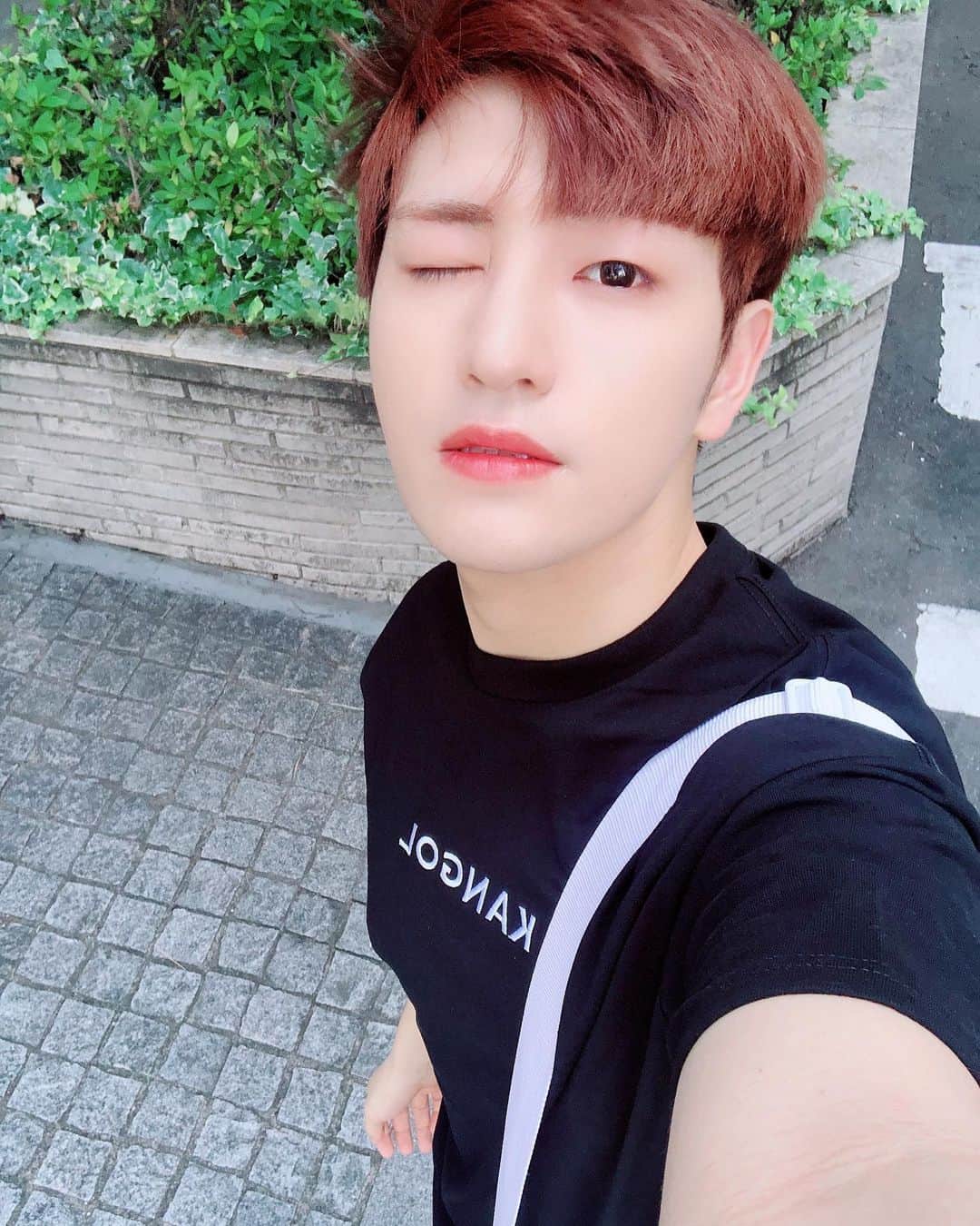 ヒョクジン のインスタグラム：「😉🙂😉 ❣」