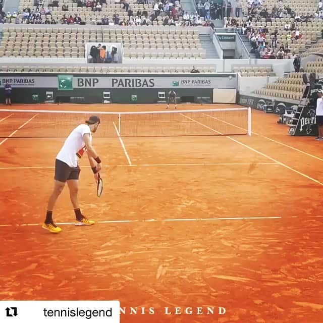 カレン・ハチャノフのインスタグラム：「Wow😮 With Gael @iamgaelmonfils the practice never gets boring💥⚡️👏🏻 Our last point from yesterday! // С Гаэлем @iamgaelmonfils никогда не будет скучной тренировки!Наш крайний розыгрыш со вчерашней тренировки! #RG19」
