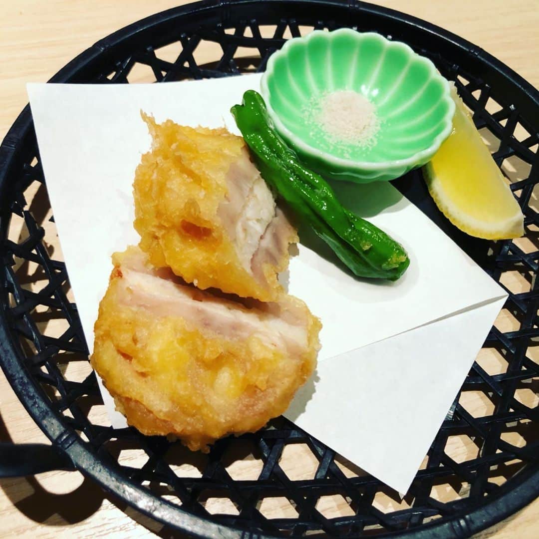 世手子さんのインスタグラム写真 - (世手子Instagram)「Enjoying golden eye snapper in Japan٩(๑❛ᴗ❛๑)۶ The cost performance of fish dishes is great✌︎('ω')✌︎ I love everyone(*´꒳`*) Thank you for your comments(^_−)−☆ https://item.woomy.me/c/40602 @rinka_snjk #凛火本店 に行ってきたょ(^｡^) #新宿駅 からすぐそばの #新宿居酒屋 ！ #新宿海鮮 #新宿グルメ (*´ω｀*) #コスパよし の #新宿ディナー です！ 4000円のコースしかも飲み放題でこのクオリティは素晴らしかったょ)^o^( #イヤリング：#ルピス @queen.lupis (k144)コーデ(^^) お料理11品　豪華7皿盛り合わせ～ 【前　菜】 前菜5種盛り合わせ ・鶏チーズ・明太子射込み・桜桃つくね・千鳥海老黄味寿司・エシャロット諸味噌・空豆白扇揚げ ・ ・ 【刺　身】 豪華！中トロと銚子直送天然鮮魚の舟盛り ・ ・ 【焼　物】　スズキ新緑焼き ・ ・ 【揚　物】　蓮根と海老真丈の挟み揚げ ・ ・ 【食　事】　桜海老と空豆の土飯飯 ・ ・ 【お　椀】　かき玉子汁 ・ ・ 【甘　味】　ベリームース  これだけついて4000円は素晴らしい！味も美味しかったのでオススメですっっ  youtubeにも上げるのでみてねー！  今日も暑いけど頑張ろー！ 凛火本店で検索してね! Casting by @woomy.restaurant」5月25日 16時24分 - rojide