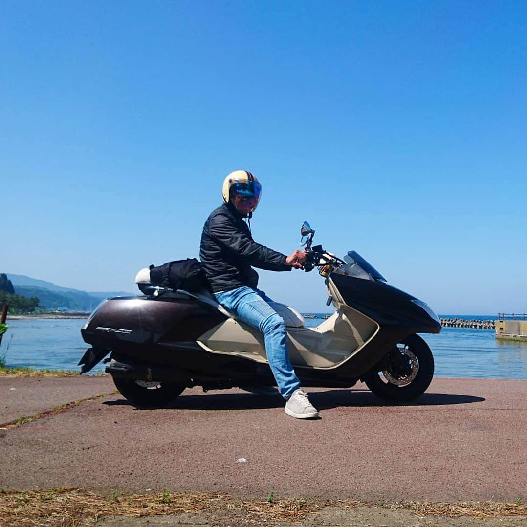 新山大さんのインスタグラム写真 - (新山大Instagram)「バイクの季節！きもちいいい！最高の休日！！ #青森市 #吉田屋 #むじなそば #平舘 #ペンションだいば #いかバーガー #ノンアルビール #平舘灯台 #蓬田村 #マルシェよもぎた #塩ミルクジェラート #ツーリング #ビッグスクーター #国道280号の旅 #好きです青森県  あ、休日じゃなかった。そろそろRABさ行くかな。」5月25日 16時37分 - dai_niiyama