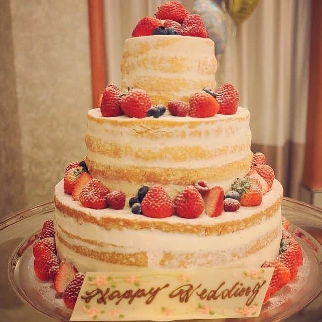 ホテルモントレウェディング【公式】 のインスタグラム：「♥ ￣￣￣￣￣￣￣￣￣￣ @montereyweddingをフォローして 『 #モントレ花嫁 』『 #ホテルモントレ』の タグをつけて投稿してくださいね＊*. . ケーキ入刀シーンは、色鮮やかな ウェディングケーキで笑顔溢れるひと時を♡* . ◆ホテルモントレ公式HPはこちら* https://www.monterey-wedding.jp . #モントレ #モントレ花婿 #dressy花嫁 #プレ花嫁 #marry花嫁 #卒花 #marryxoxo #wedding #weddingceremony #weddingreception #weddingparty #weddingdress #dress #flower #weddingbouquets #プラコレ #結婚式場 #ウエディングニュース  #日本中のプレ花嫁さんと繋がりたい #結婚式 #パーティー #披露宴 #ホテルウェディング #ウェディングケーキ #weddingcake #cake #cakedecorating」