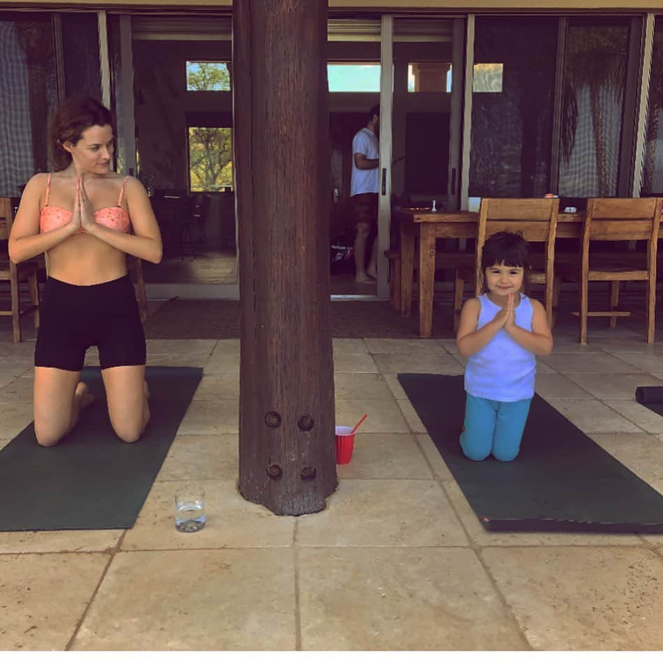 ライリー・キーオさんのインスタグラム写真 - (ライリー・キーオInstagram)「Yoga with my bff 🌺❤️🤙」5月25日 16時31分 - rileykeough