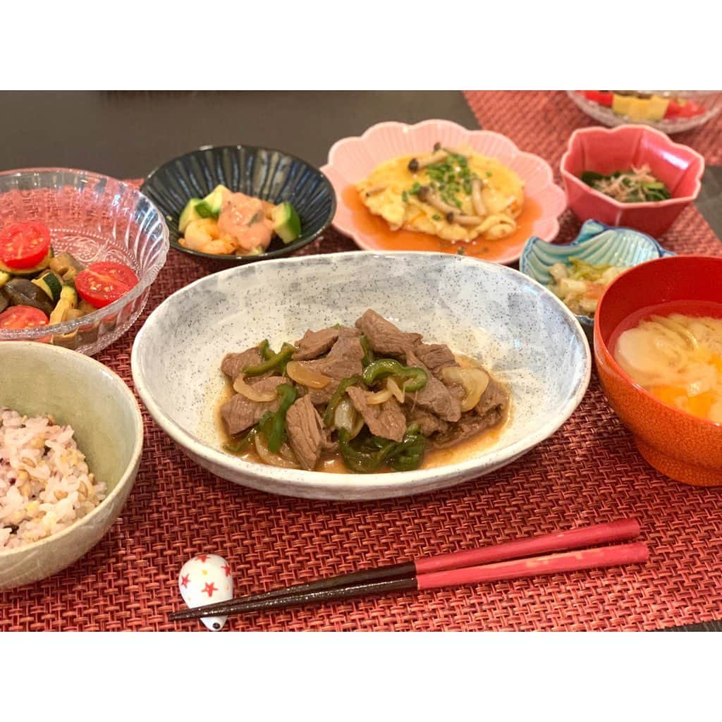 真野恵里菜さんのインスタグラム写真 - (真野恵里菜Instagram)「🍽 牛肉の甘辛炒め トマトと茄子とズッキーニの和風マリネ エビとアボカドのオーロラソースがけ カニ玉 ほうれん草のお浸し 白菜の梅和え 雑穀米 お味噌汁 . . 夫のシーズンが終わり 久しぶりに日本へ戻ってきました！ 5月だというのに暑いですね☀️ しばらくは日本を満喫します😌 #まのごはん #いつかの夕飯」5月25日 16時31分 - erinamano_official