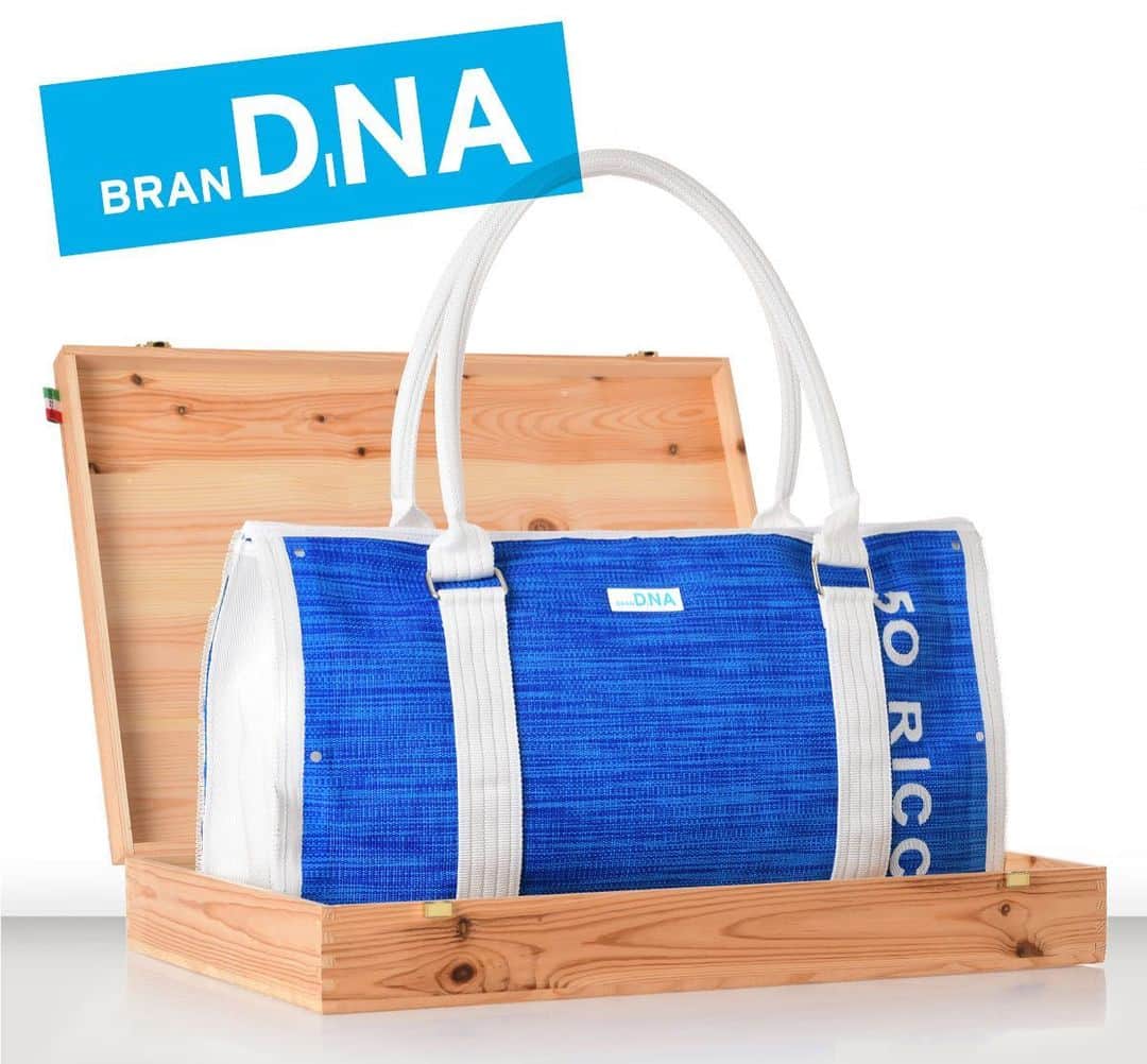 のインスタグラム：「Brandina the Original presenta la nuova Limited Edition DNA. Realizzata artigianalmente con il tessuto dei lettini da mare riciclato, ogni DNA è unica e con stampe diverse in ogni modello. Disponibile in diversi colori, tra cui blu, giallo, verde e rosso e vendute all’interno della propria scatola in legno. - #brandinatheoriginal #brandina #limitededition #colors #stripes  #fashiongirl #shoppingonline #spring2019 #bagoftheday #shoppingtime #shoppingbag #murano #fashionblogger #fashionitaly #color #bag #bags #photooftheday #dna」